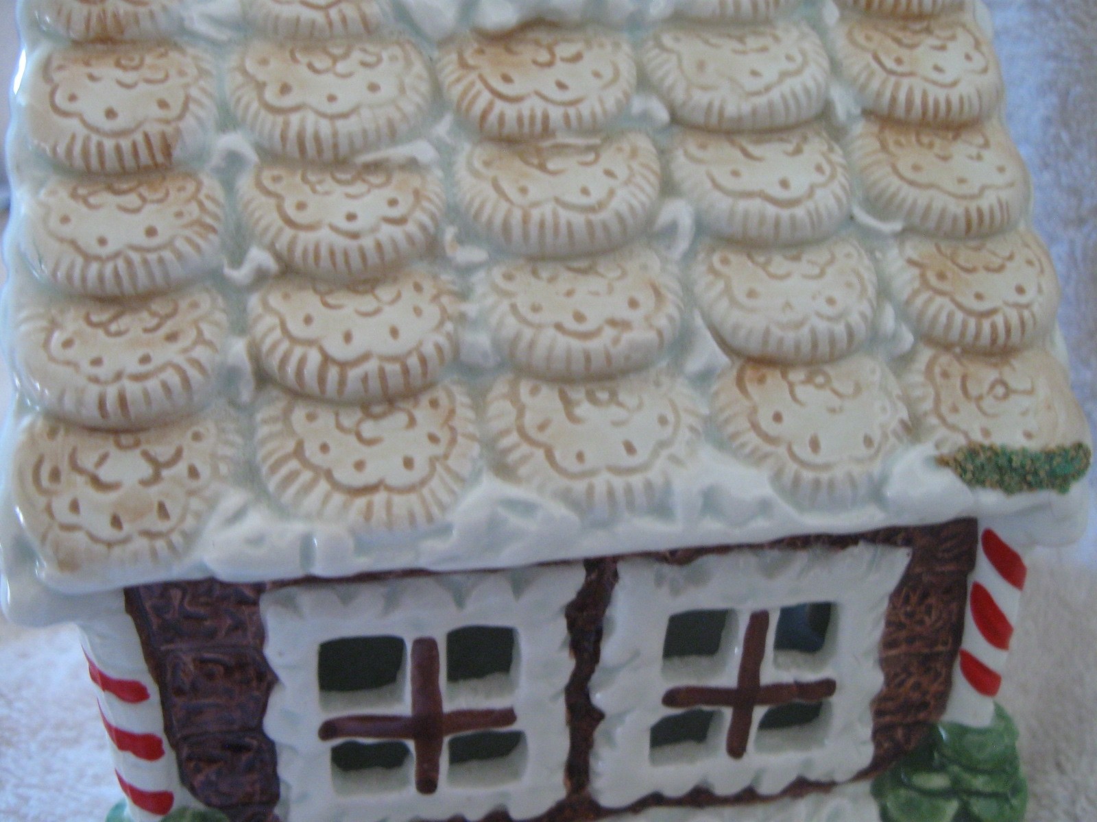 Lighted Gingerbread House Electric Christmas Holiday Ceramic Decoration Taiwan