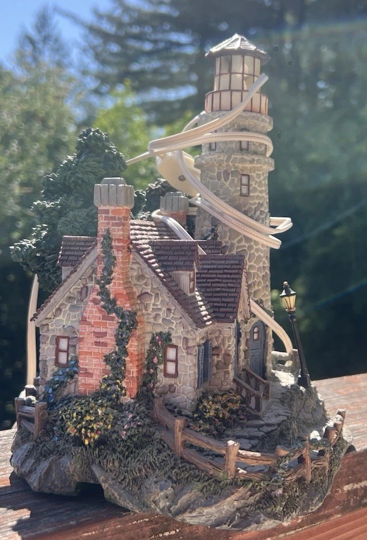Hawthorne Village Thomas Kinkade Guiding Point Lighthouse 2000 Seaside E4832