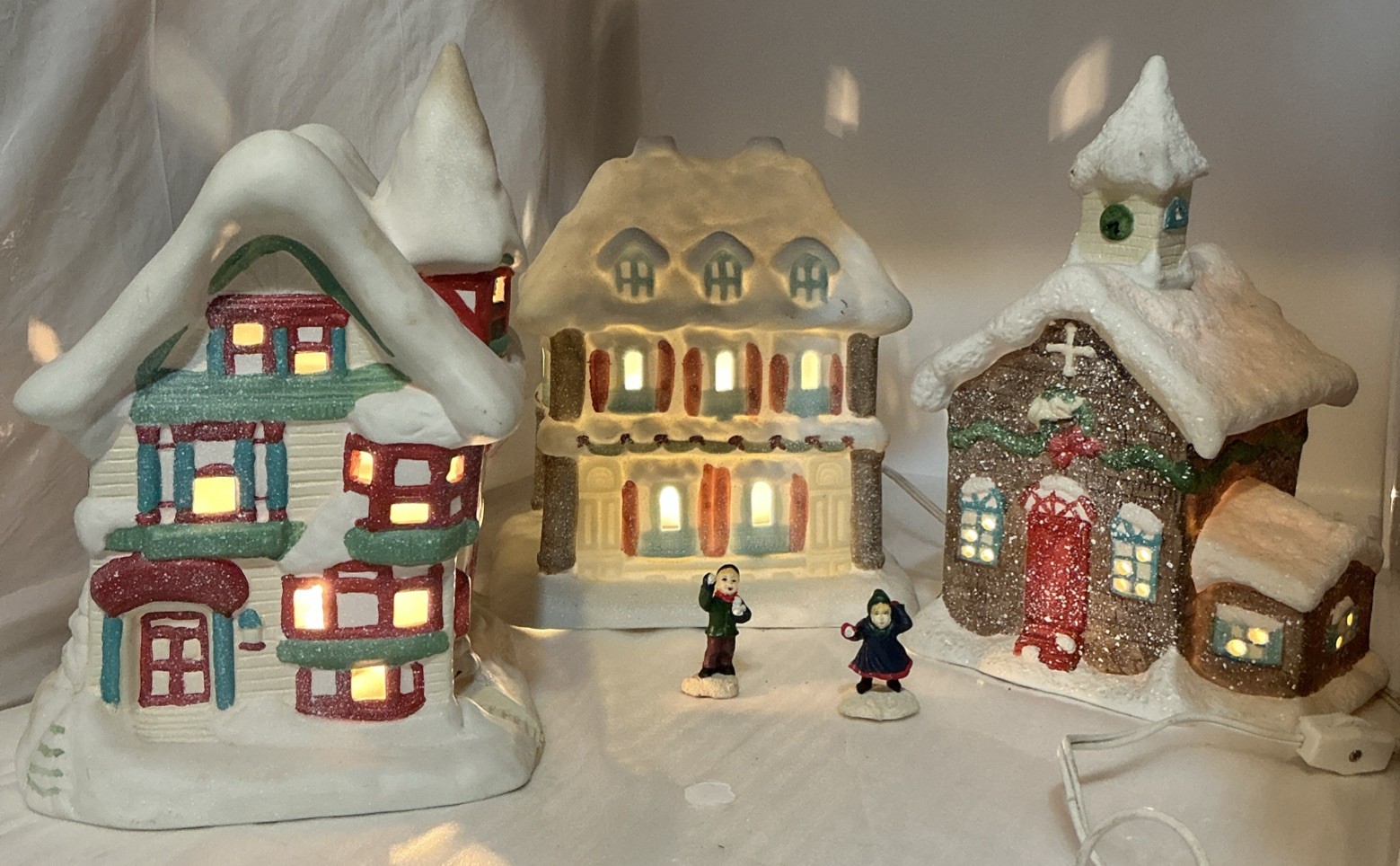Vintage Holiday Classics Lighted Christmas Towne Village 6 Pc. Set -1990s