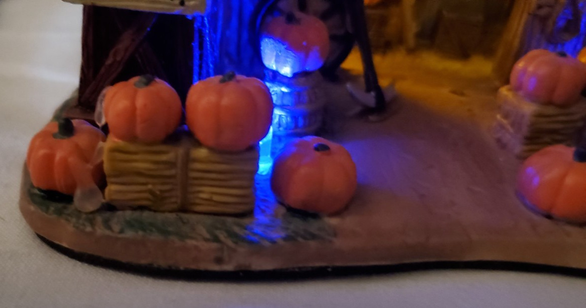 Lemax Spooky Town Collection Creepy Barn Exterior Lighted Building 2005 (Damage)