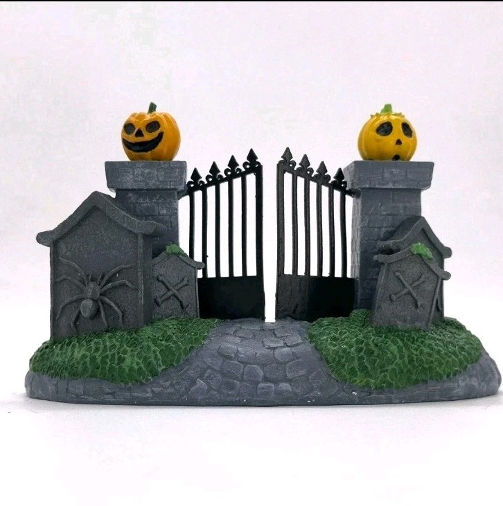 Disney Mickey & Friends Haunted House Halloween Village 9-Piece Set Lights NEW