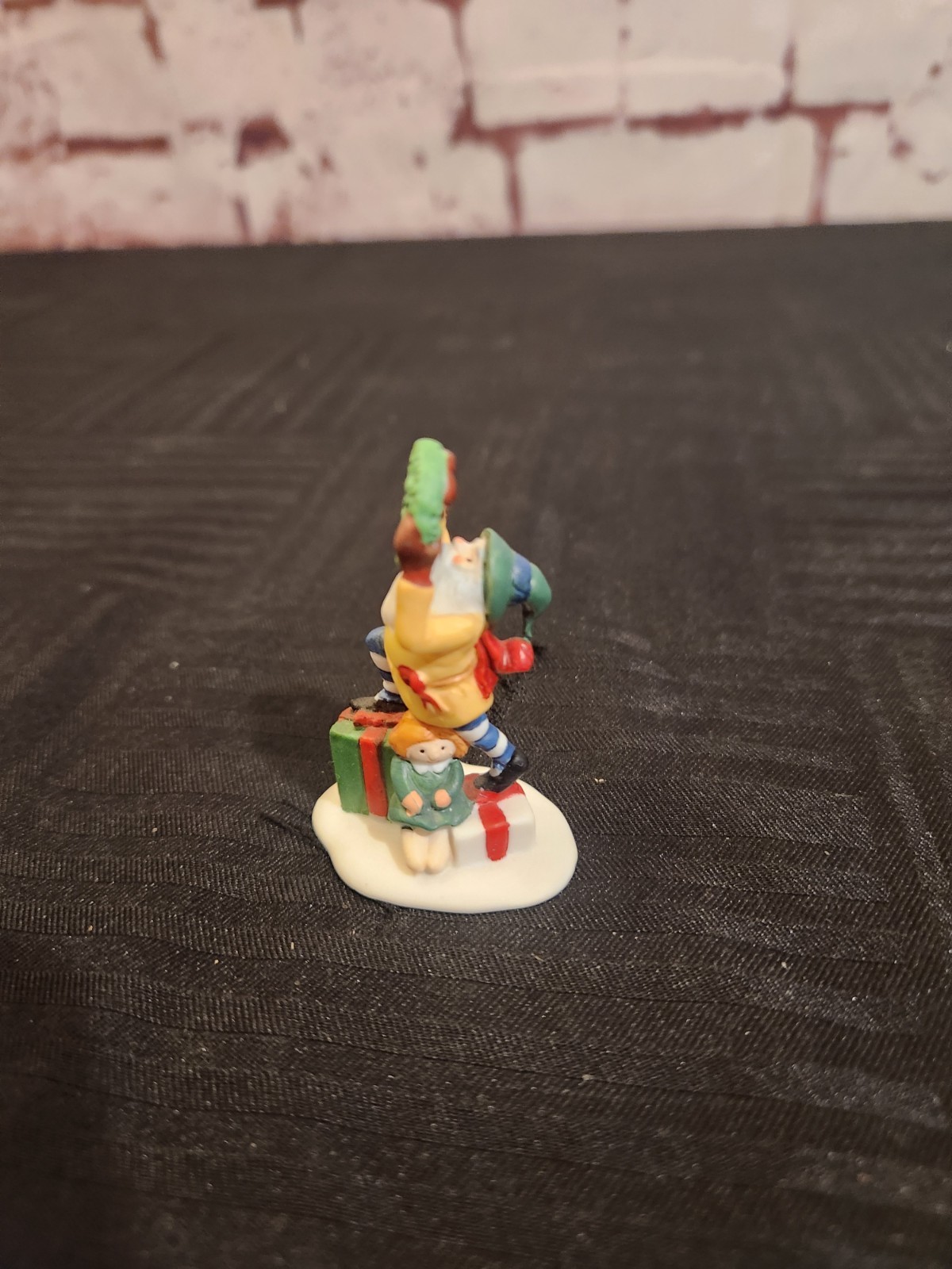 DEPARTMENT 56 Heritage Village Accessory Santa’s Little Helpers 56103