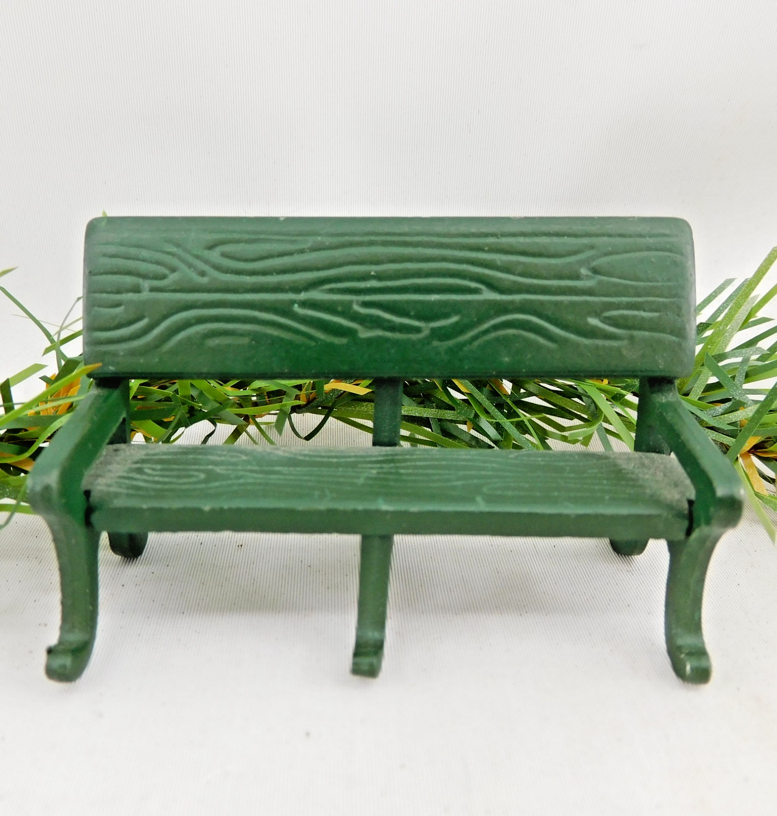 Dept 56 5 Pc Lot of 3 Green Metal Park Benches AND 2 Street Signs Vtg Taiwan ROC