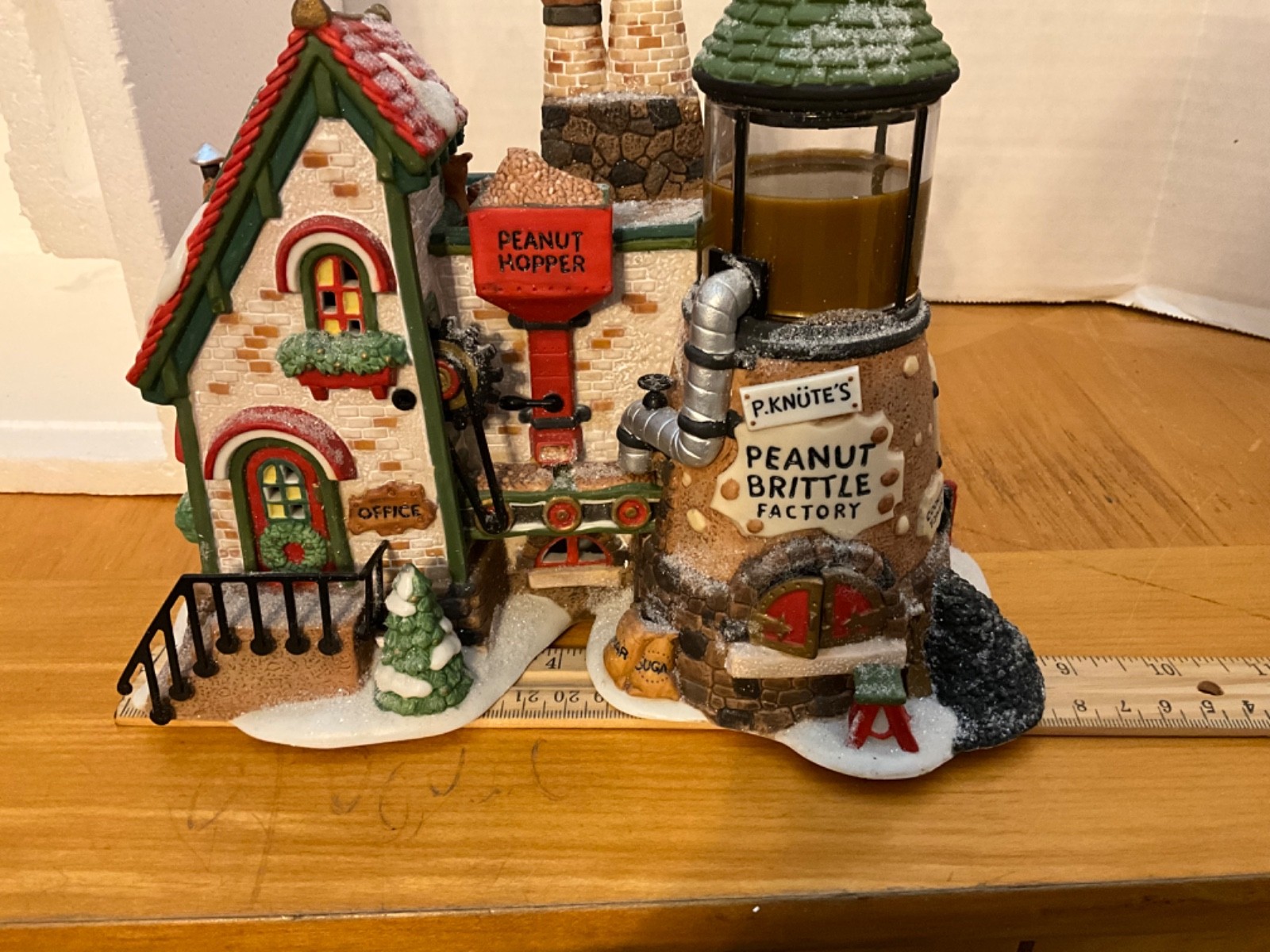 1999 DEPT 56 NORTH POLE SERIES Peanut Brittle Factory #56.56701 Missing Sign VGC
