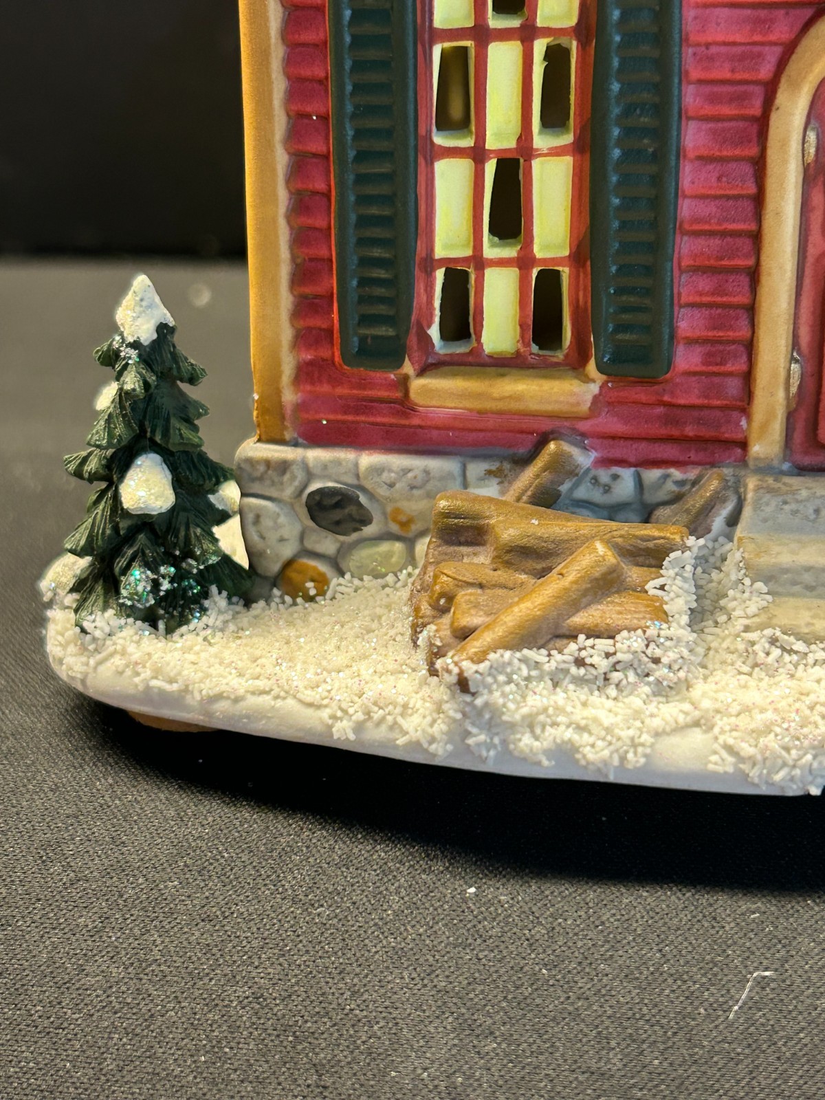 🎄🎄 St Nicholas Square Lighted Berrywood School House W/ 2 Extra figures