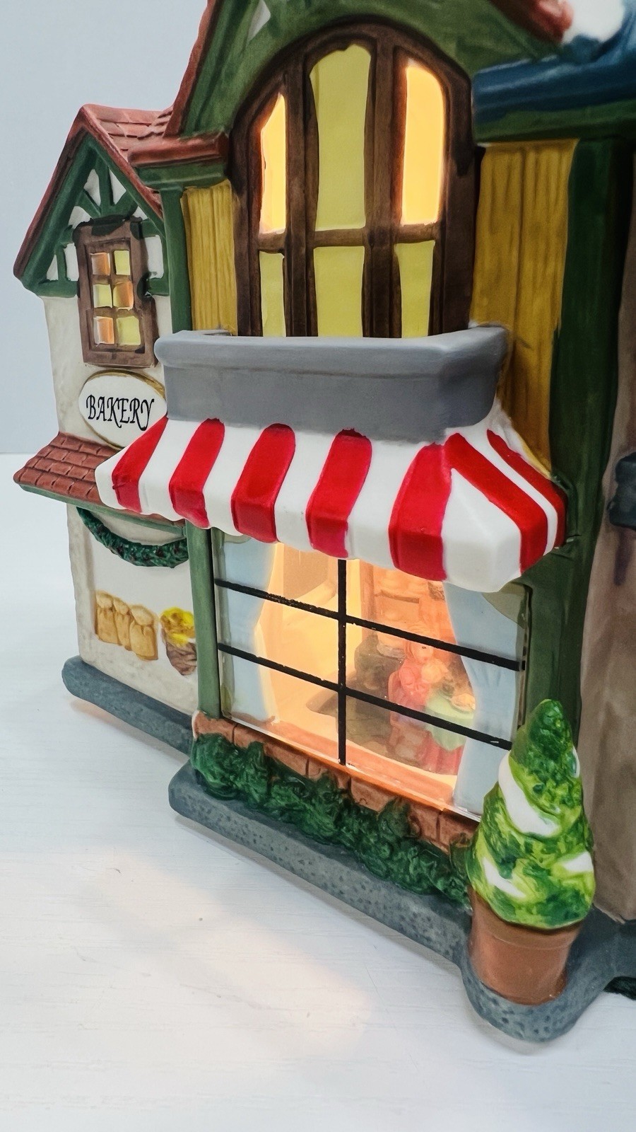 Christmas Delights “Bakery Cakes & Coffee” Porcelain Lighted House Excellent !