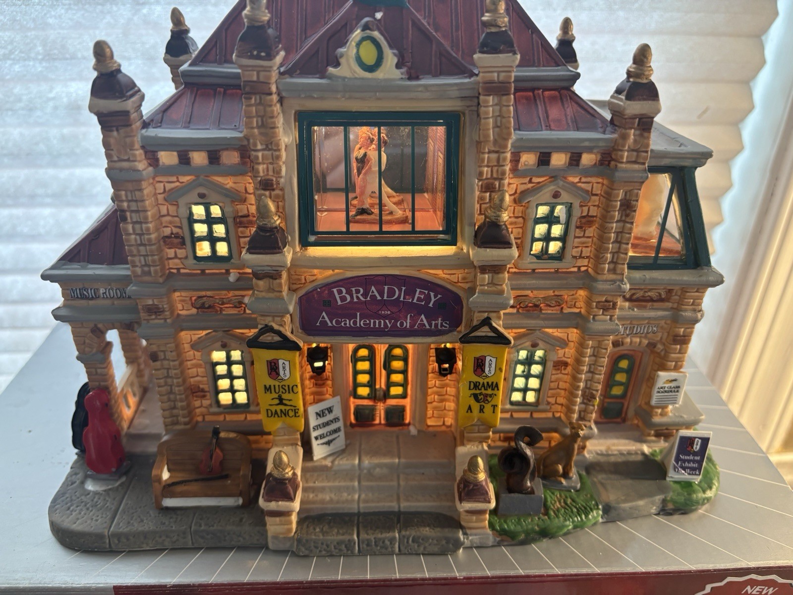 Lemax Signature Collection “Bradley Academy Of Arts” Lighted Building WORKS