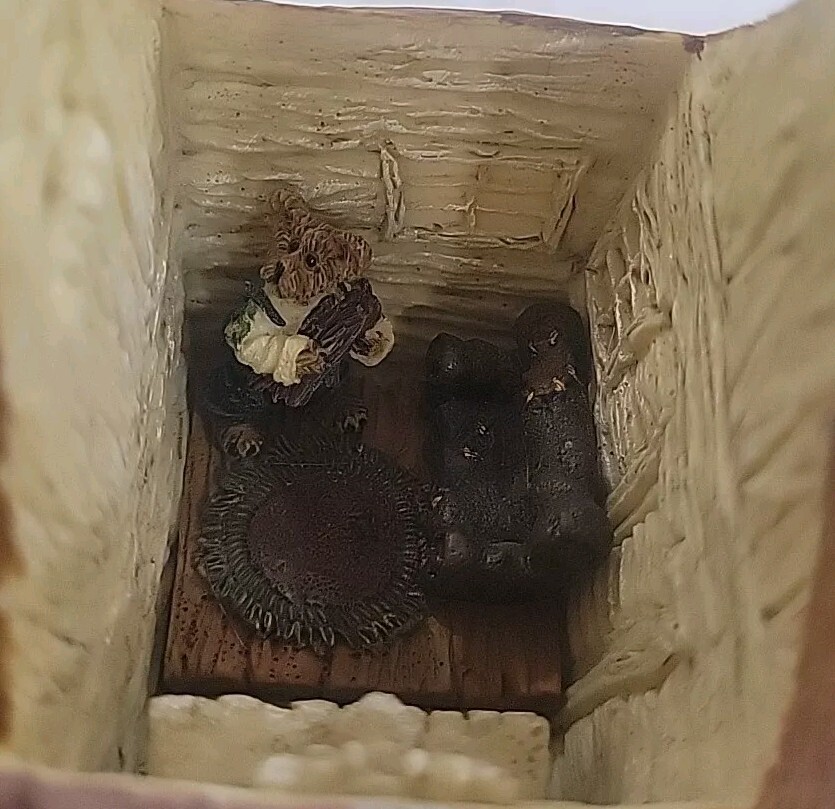 BOYDS TOWN “THE BEARS DEN”—EDMUND’S HIDEAWAY & good friends. Miniature.