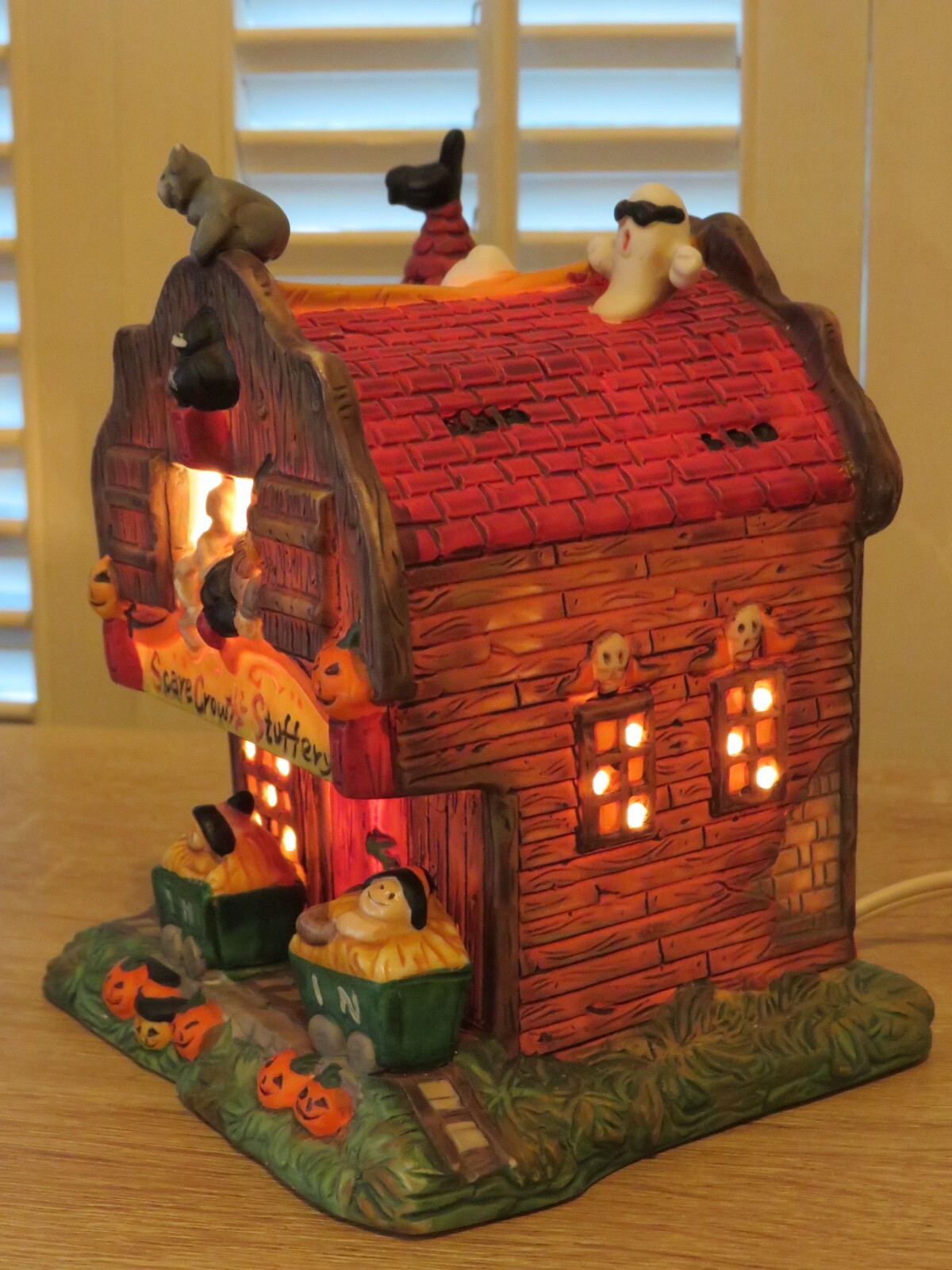 Retired Spooky Hollow SCARECROW STUFFERY Barn Halloween Lighted Village House