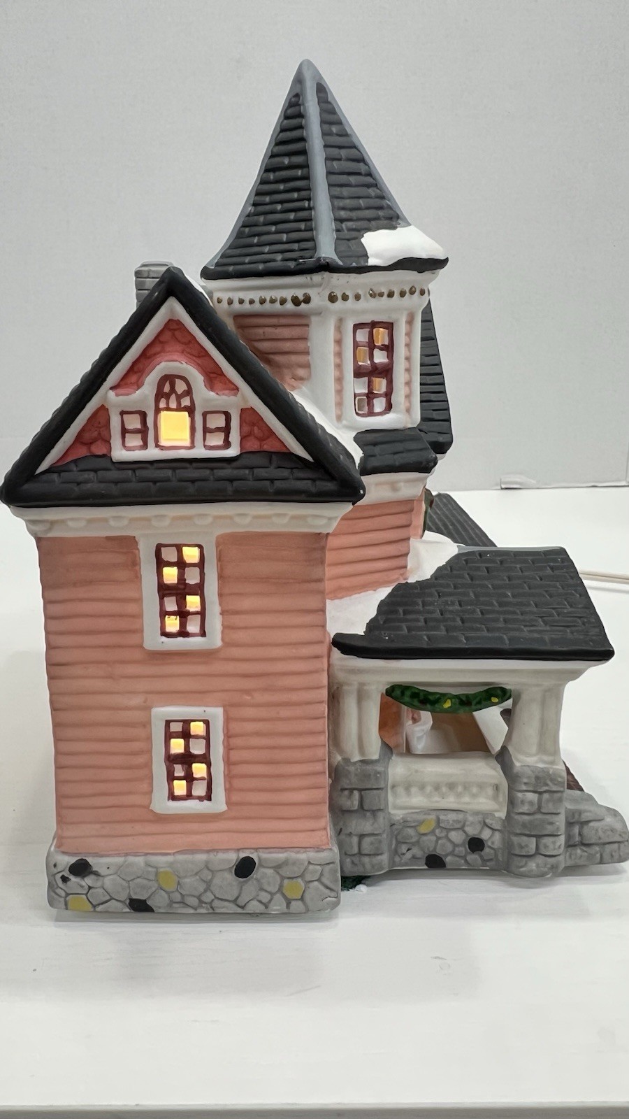 Heartland Valley Village “ Pink Victorian” Lighted House 1998 Excellent W/Box
