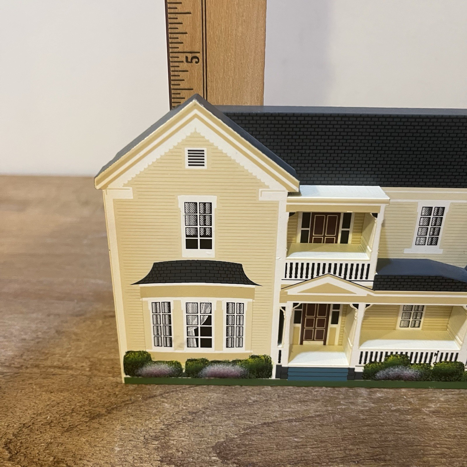 VTG Shelia’s Cinnamon Hill Lexington SC 1996 Wood House Shelf Sitter Victorian