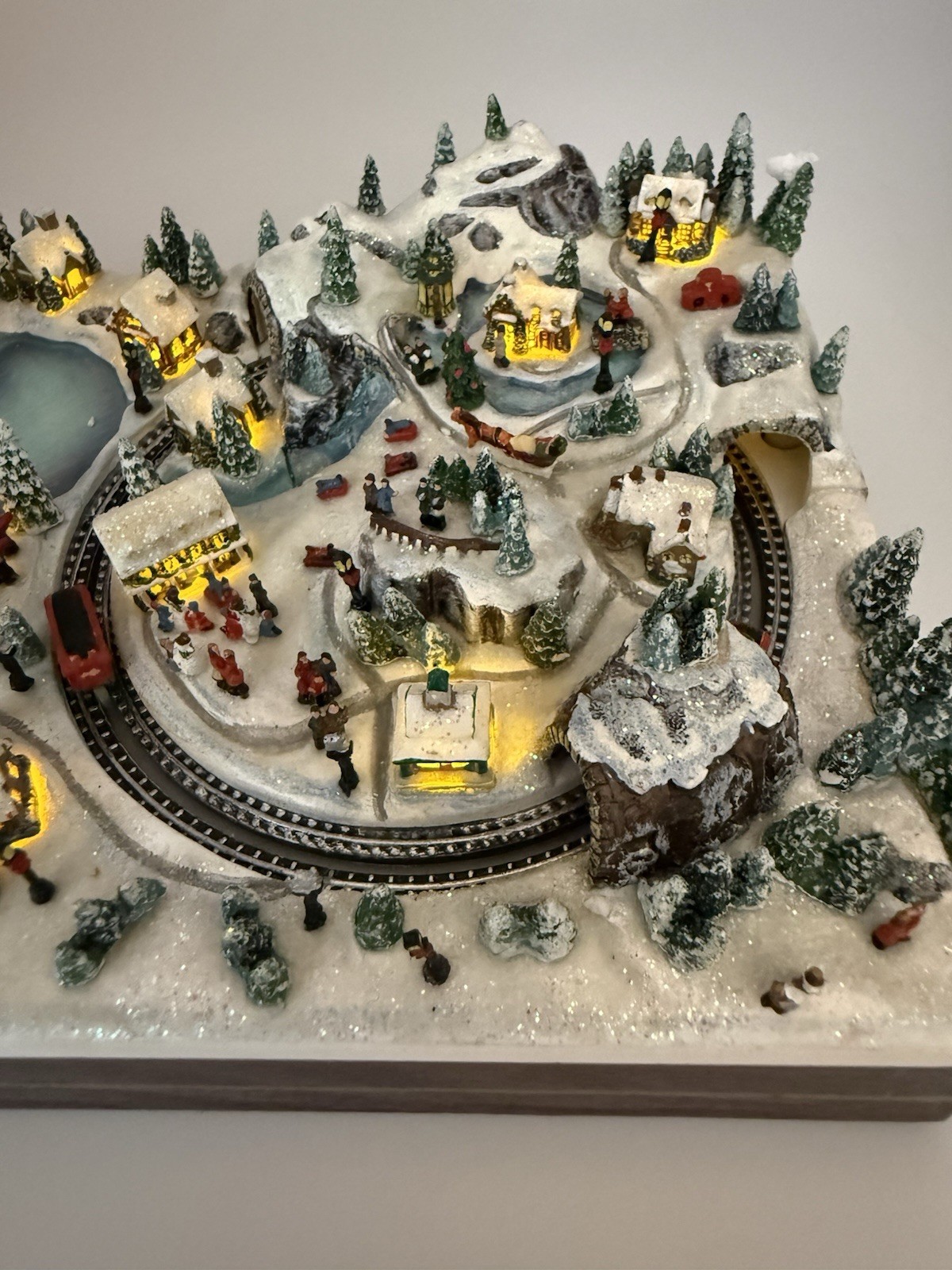 Thomas Kinkade Christmas Village Miniatures “Ski Resort” Hawthorne Village