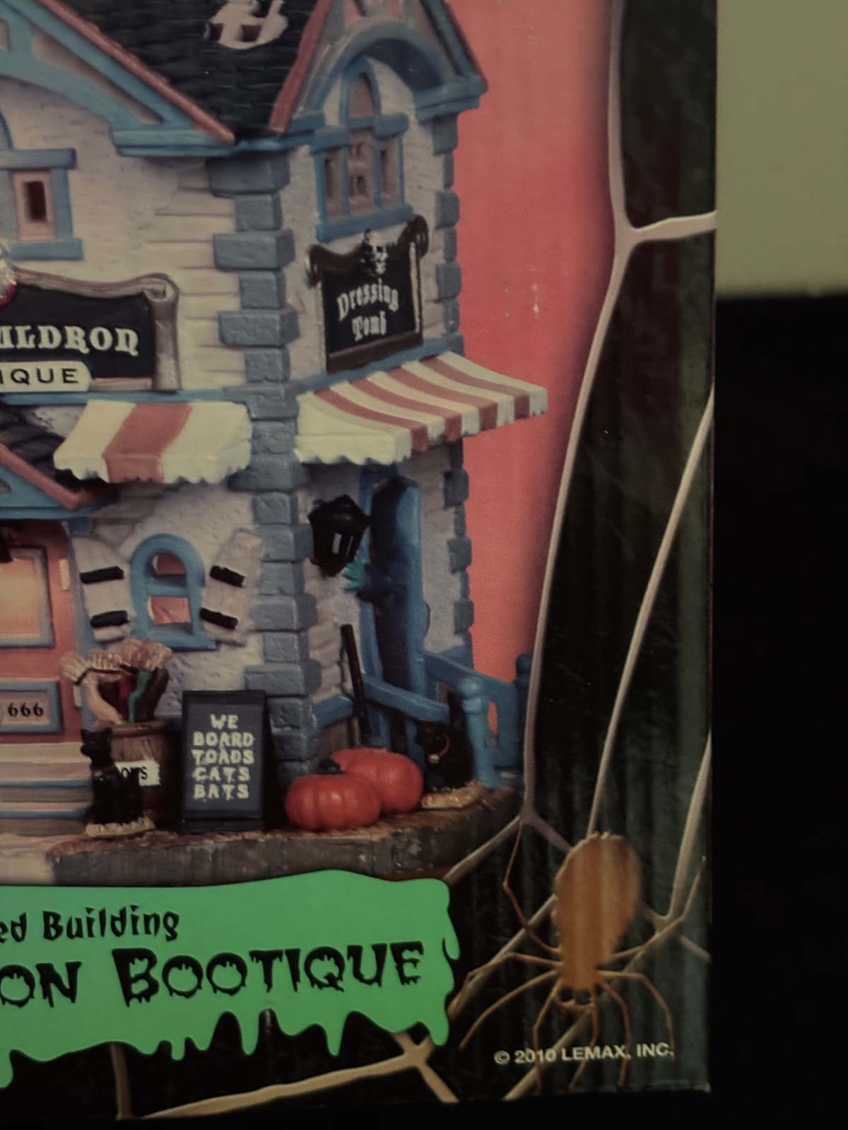Lemax Spooky Town Black Cauldron Boo-tique – Retired
