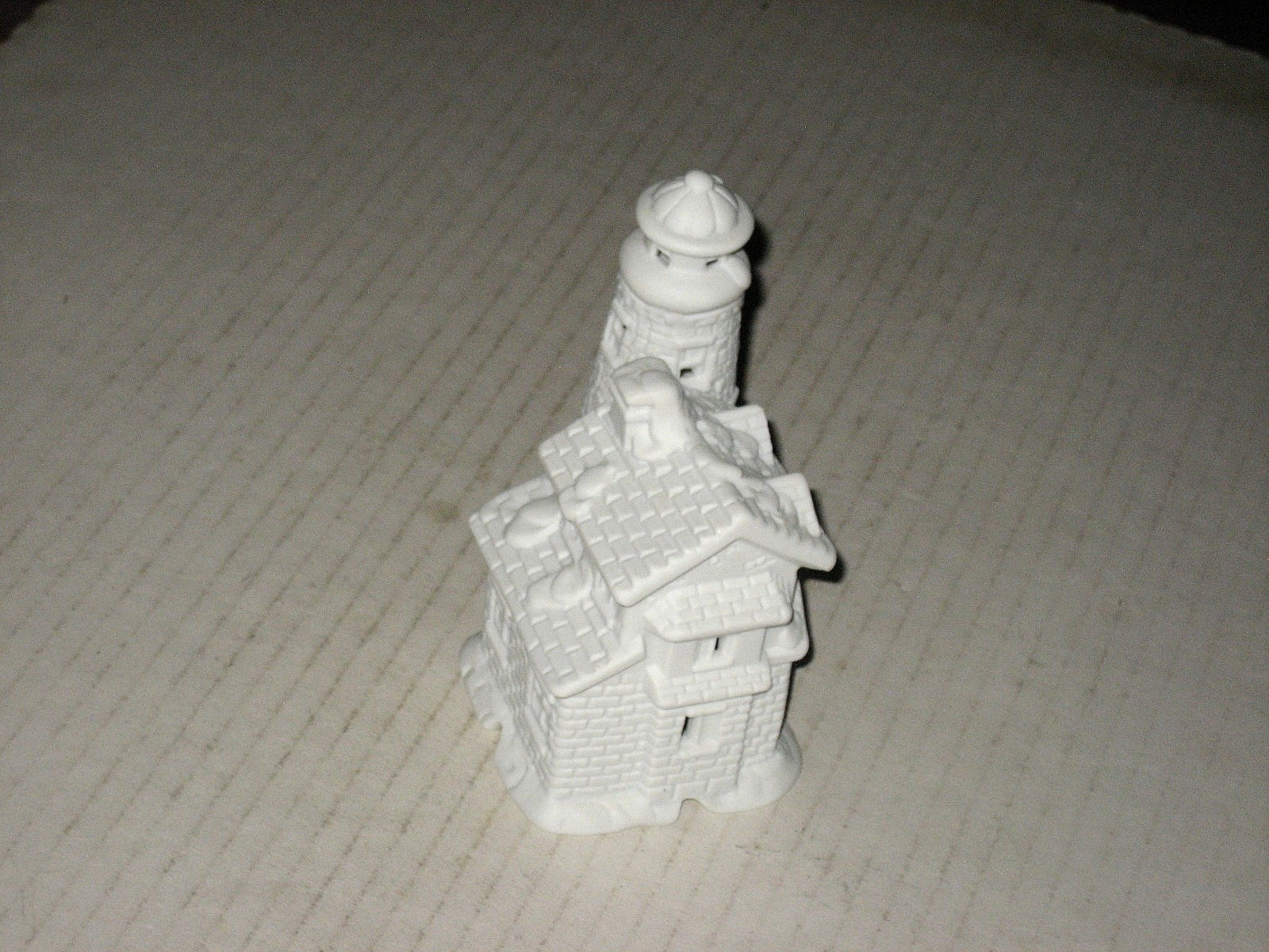 PORCELIN HOUSE/LIGHTHOUSE COTTAGE/UNPAINTED/NOS nice SEE PICS