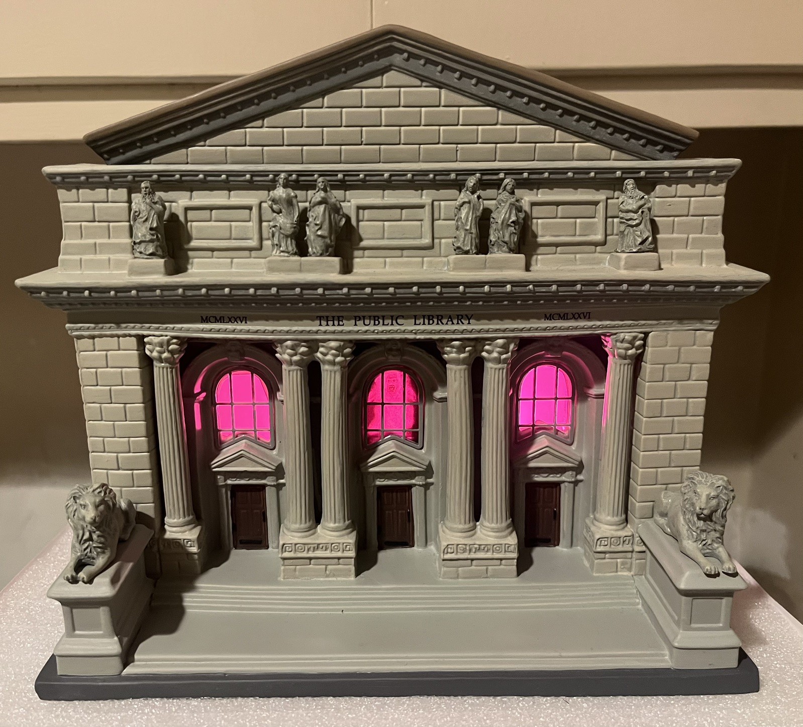 Department 56 GHOSTBUSTERS LIBRARY Lighted EX COND. HALLOWEEN Dept. 2023