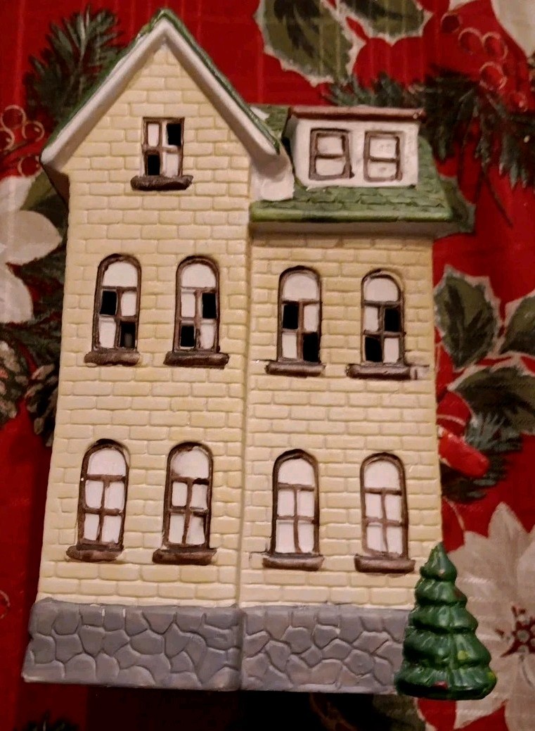 Holiday Expressions, “Tavern”, 1992, Power Cord, Very Good Condition, No Box