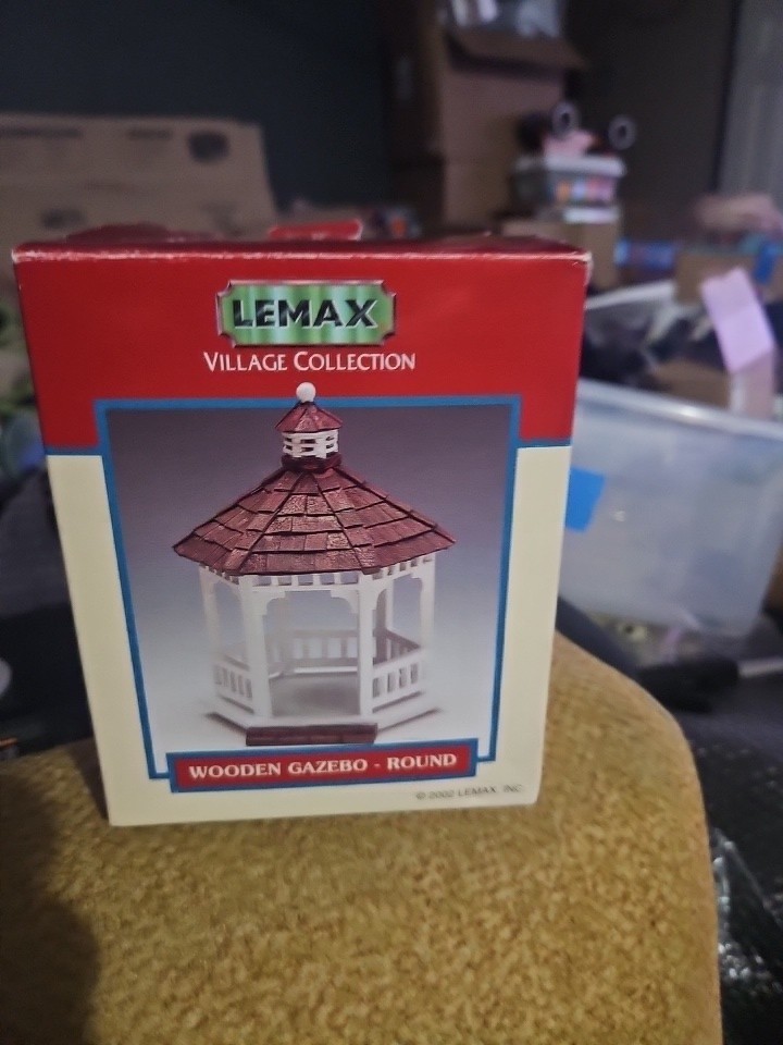 LEMAX 2002 Village Collection Wooden Gazebo Round 24817A In Original Box