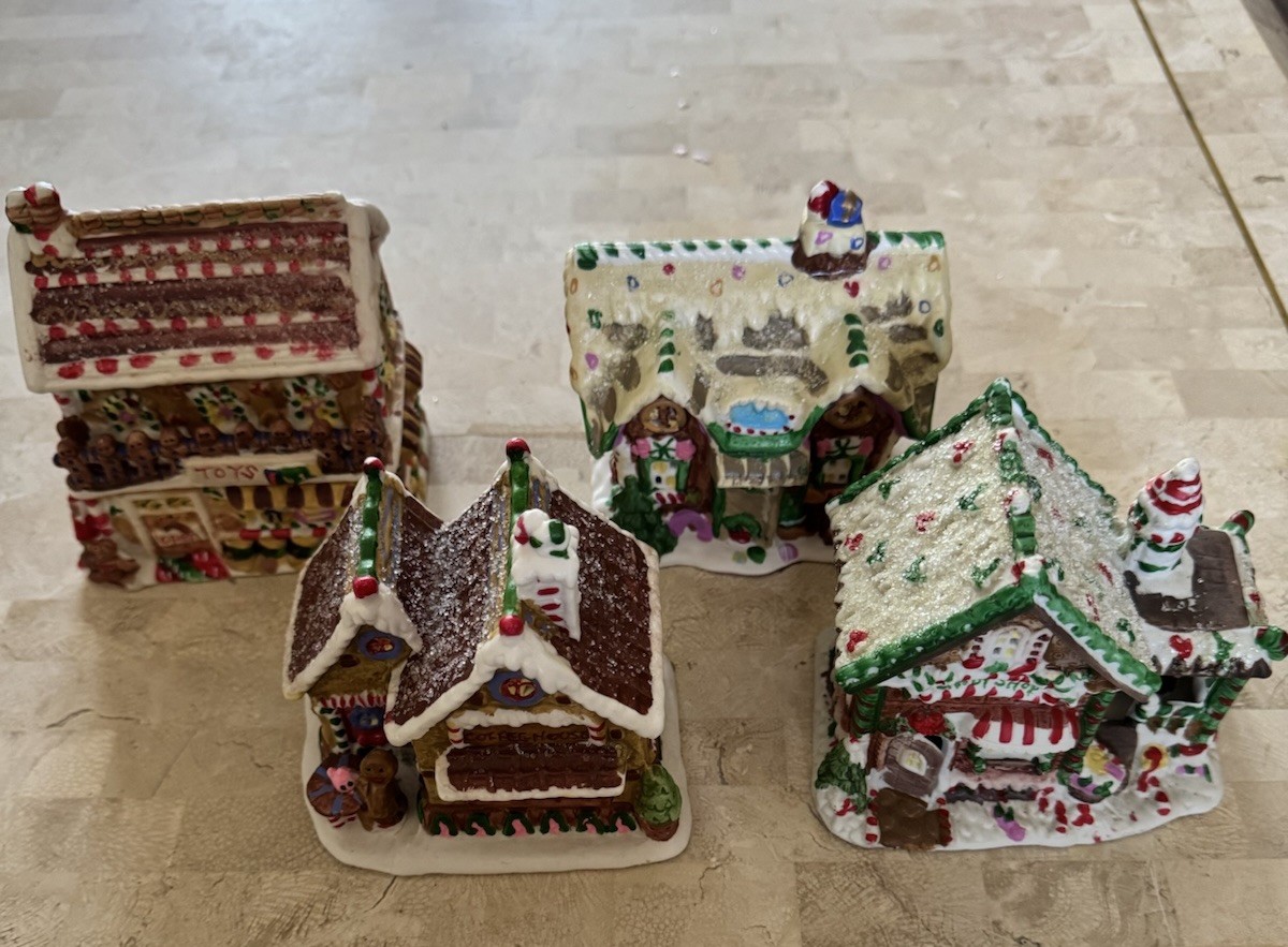 Gingerbread Frost Lane Vintage 2005 Lot Of 4 Christmas Village Gingerbread House
