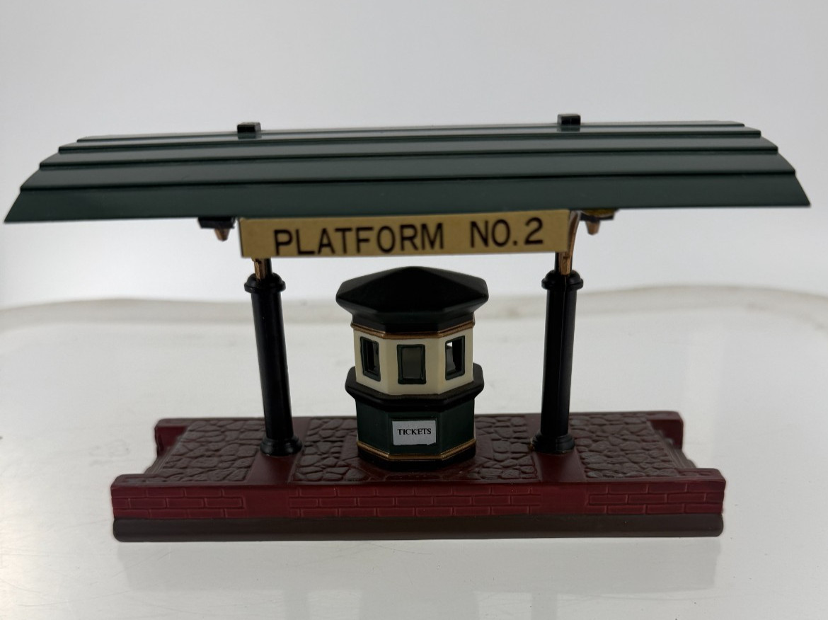 Dept 56 Victoria Station Train Platform #5575-1 Heritage Village Accessory