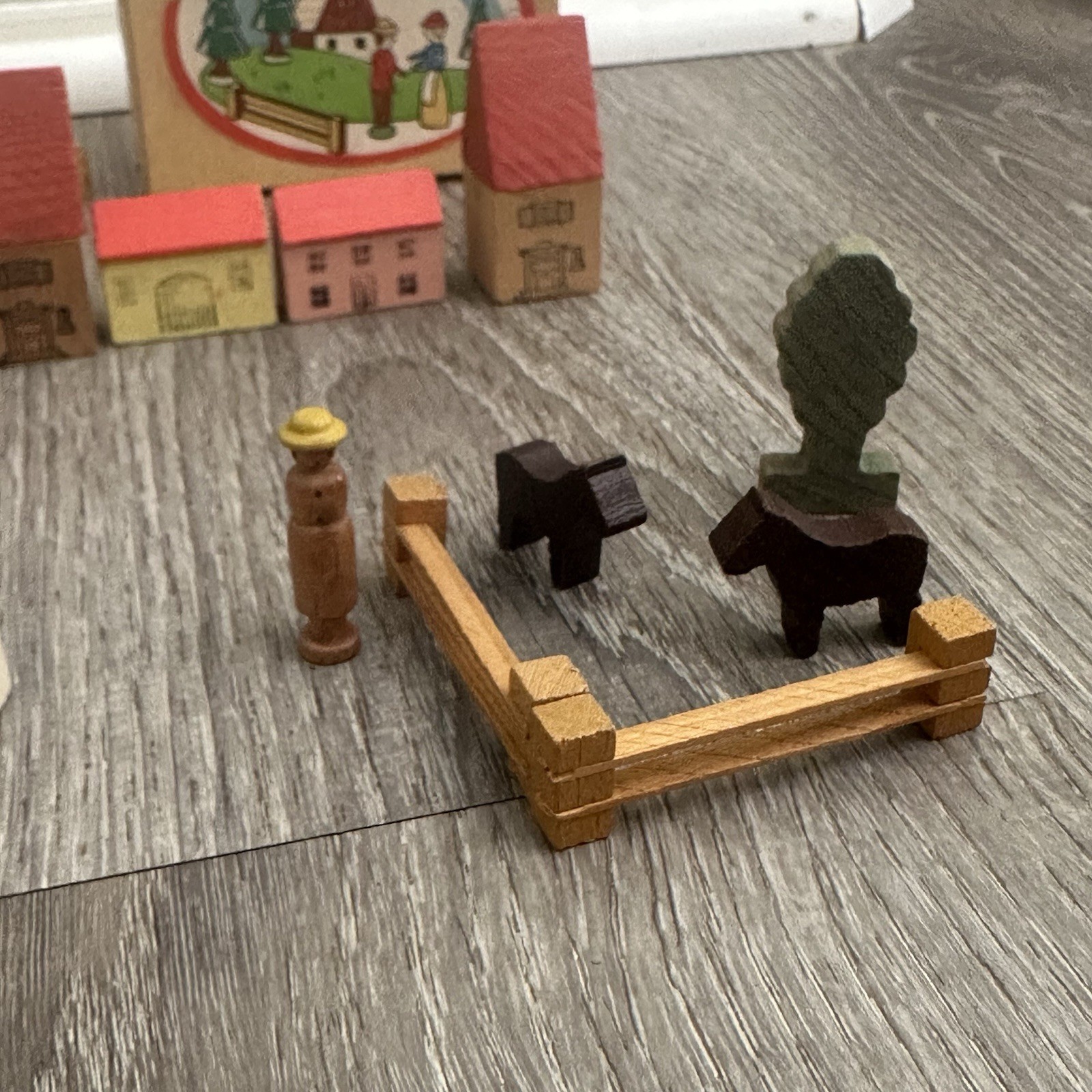 VTG Dregeno East Germany Erzgebirge Putz Wooden Village Miniature Lot Box Figure