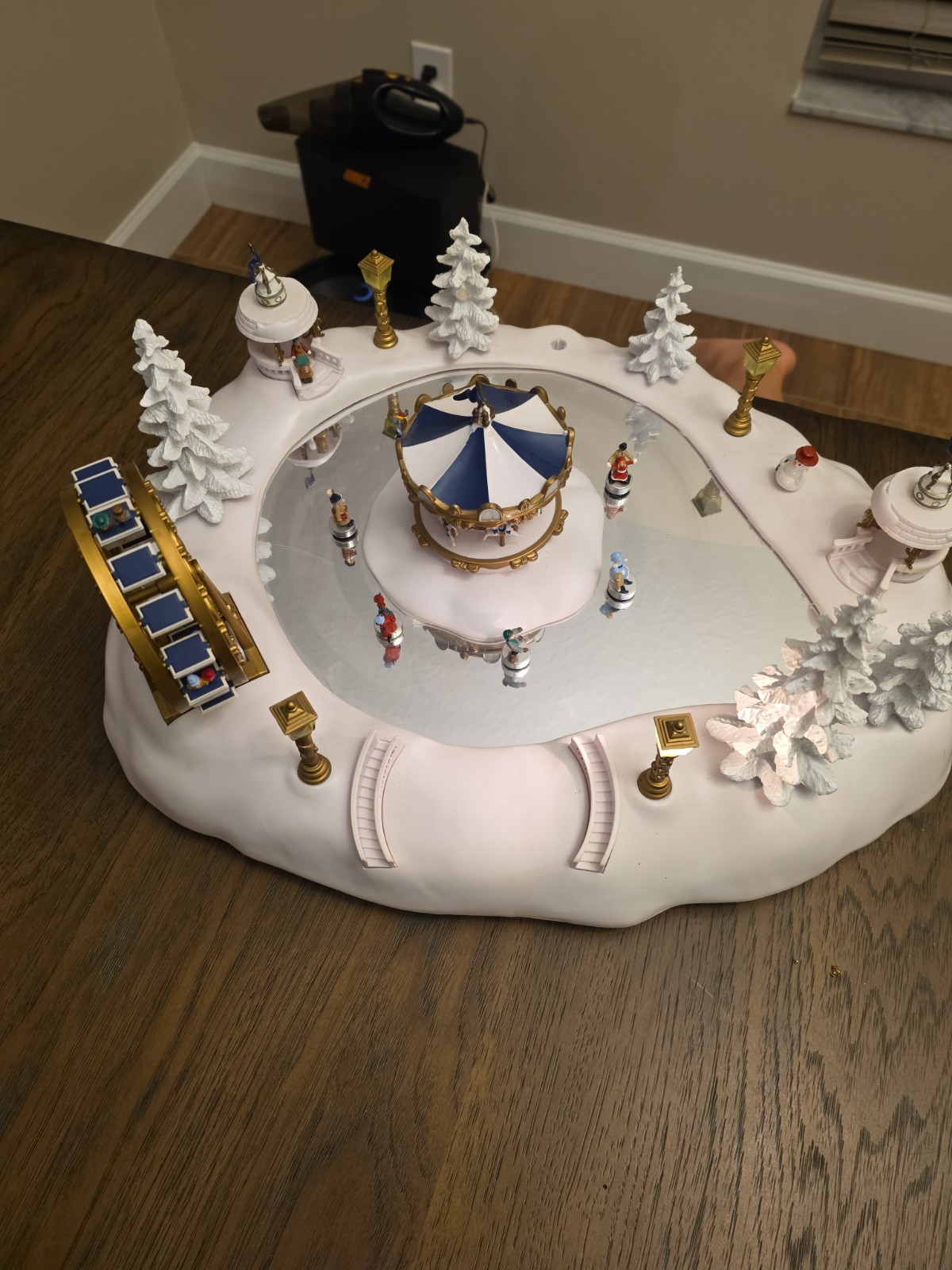 Trendmasters 1997 Christmas Magic Winter Wonderland Musical Ice Skating Carnival