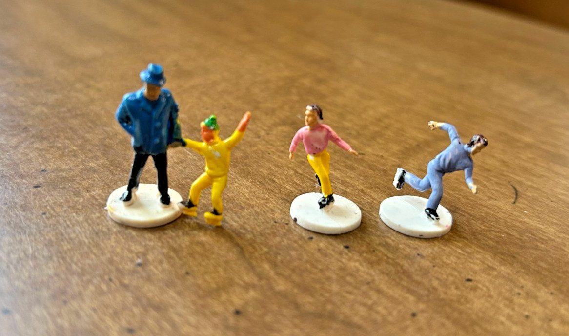 22 VINTAGE MINIATURE VILLAGE PEOPLE FIGURES – WINTER SKATING SLEDDING – DIORAMA