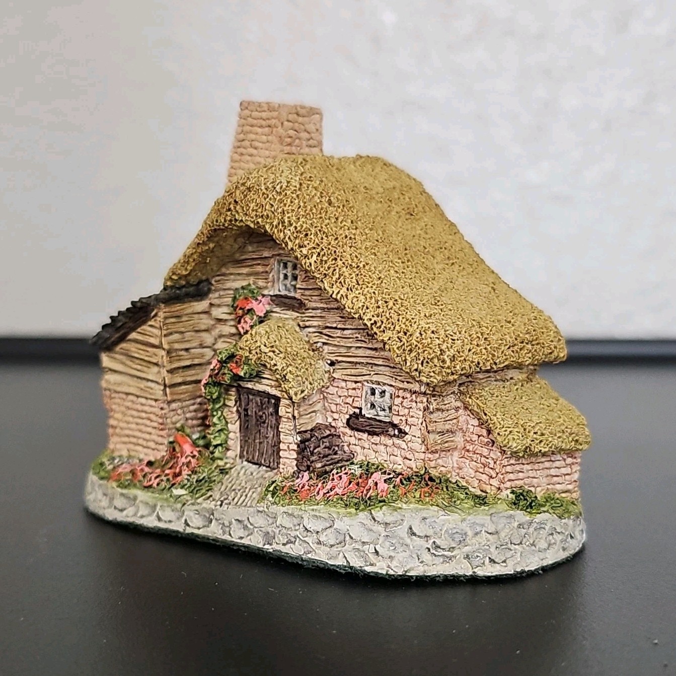David Winter Drovers Cottage Hand Painted Handmade Resin Collectible House 1982