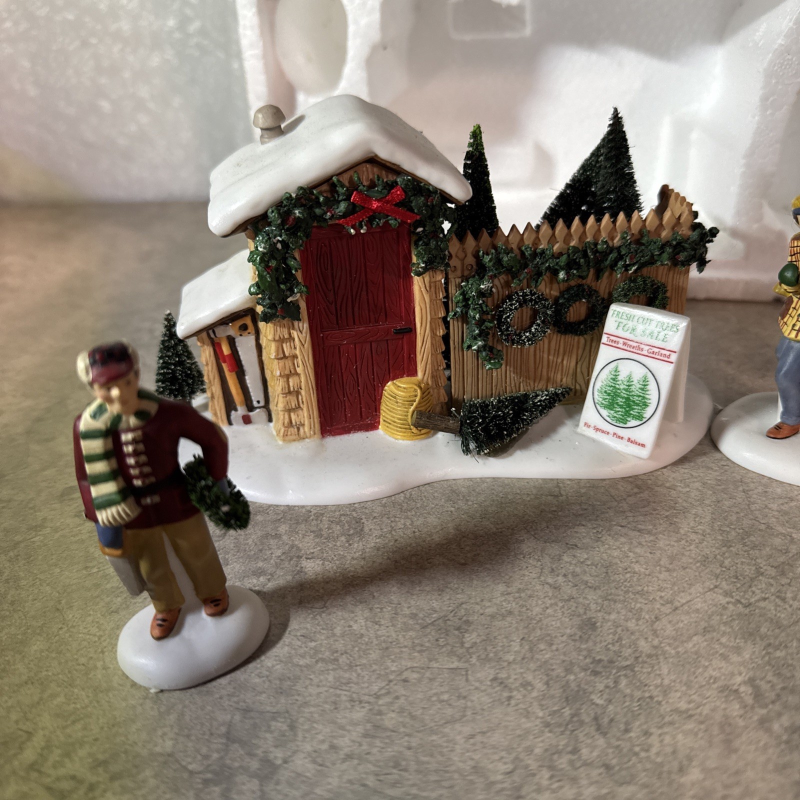 Department 56 Christmas In The City Picking Out The Christmas Tree Set of 3 CH2