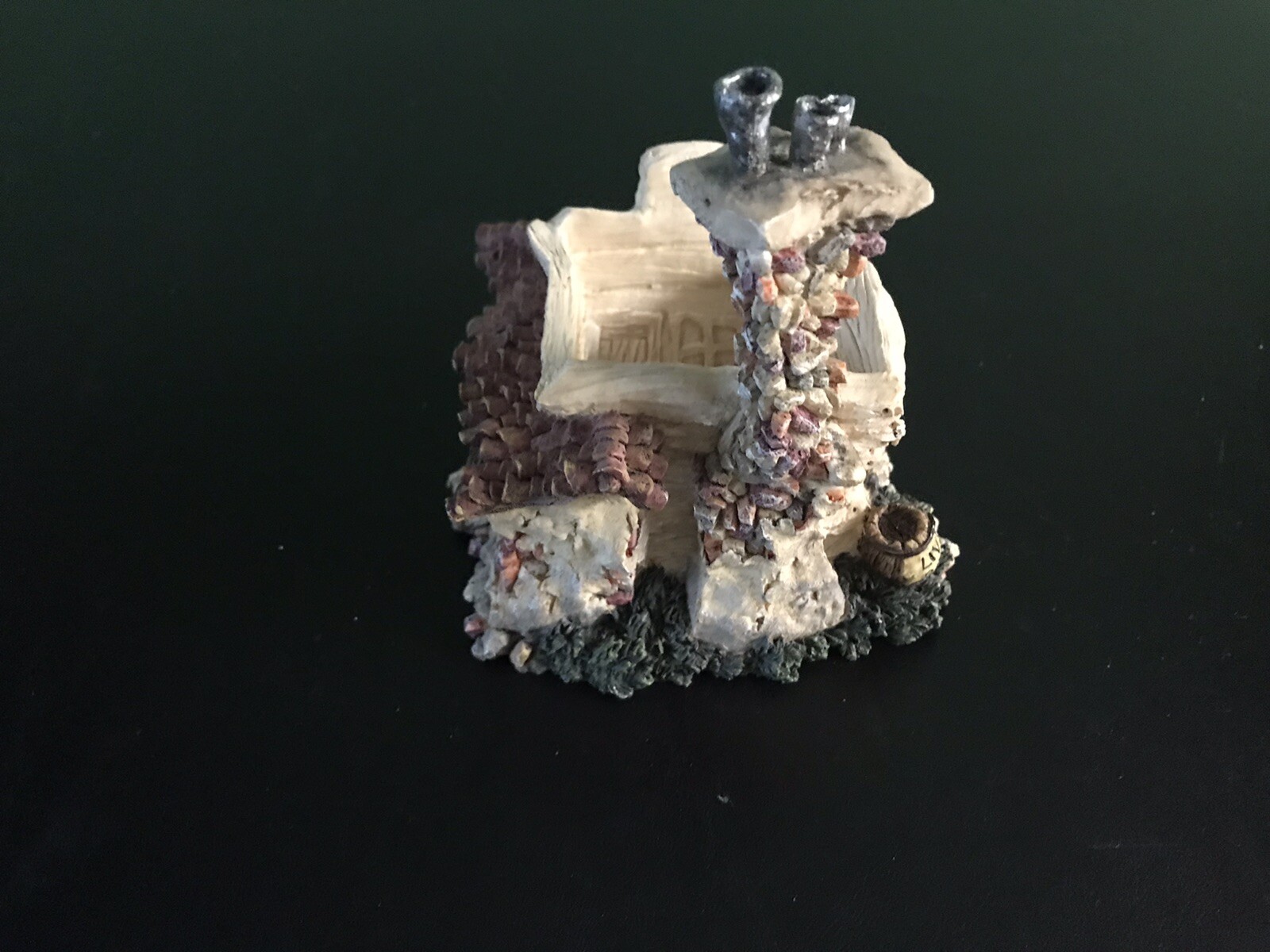 Boyds Bearly Built Villages 2000 figurineMadge’s Beauty Salon & Bait Shop 19010
