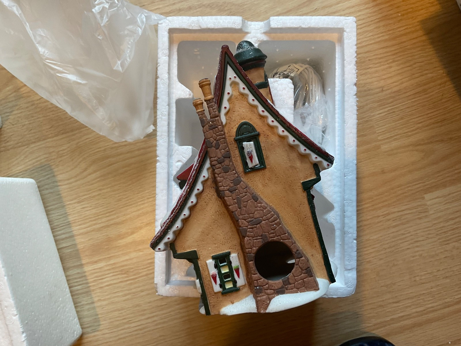 Lot of 2 Dept 56 North Pole Pieces Elf Snow Cone Works & Elf Bunkhouse Free Ship