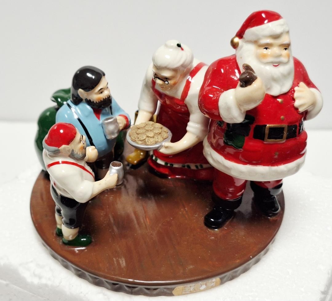 Department 56 Original Snow Village “Santa Comes to Town, 2015” pre-owned