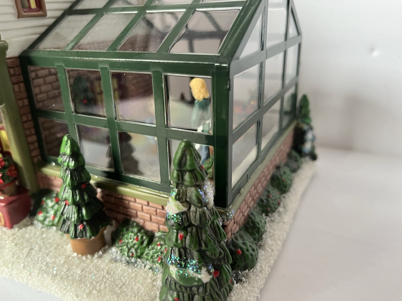 St Nicholas Square Village Collection Daisys Florals And Gifts Lighted Retired