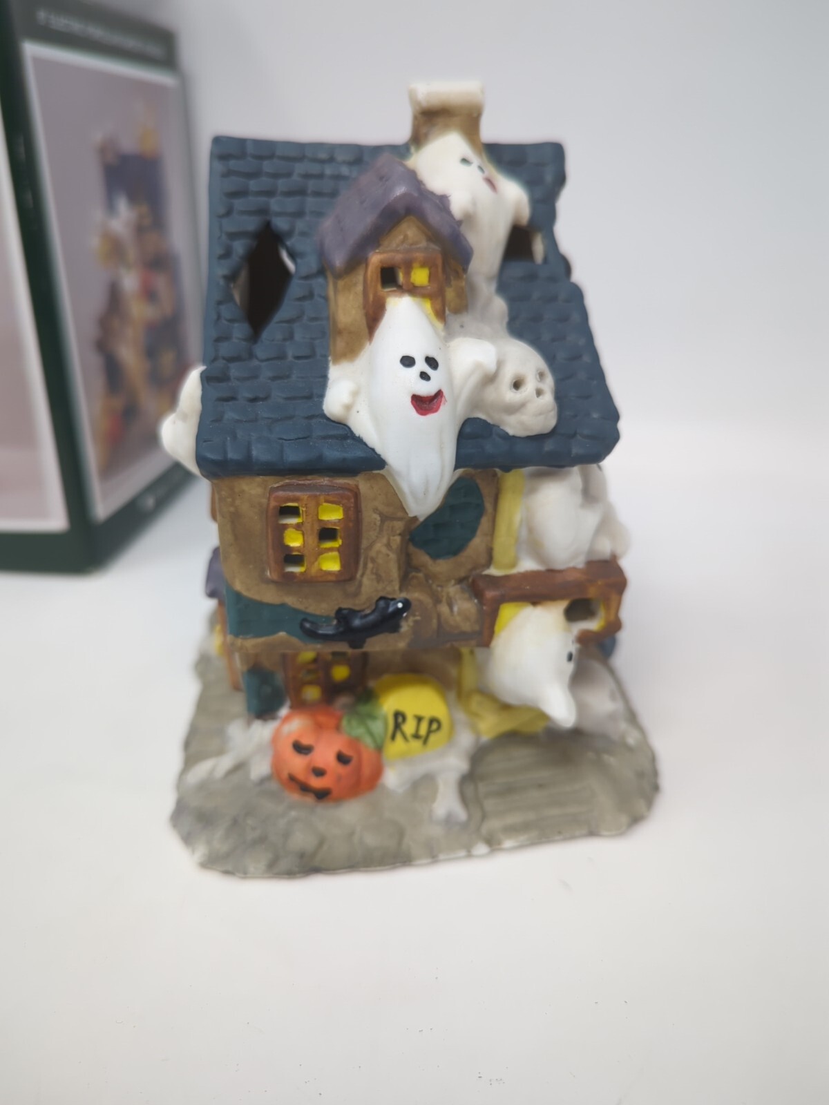 Pacific Rim 6″ Porcelain Ghost House 61821 white black cat fast shipping