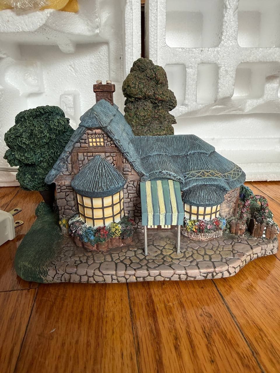 Thomas Kinkade Hawthorne Village Lamplight Village 6 Pc Lighted House Set COA