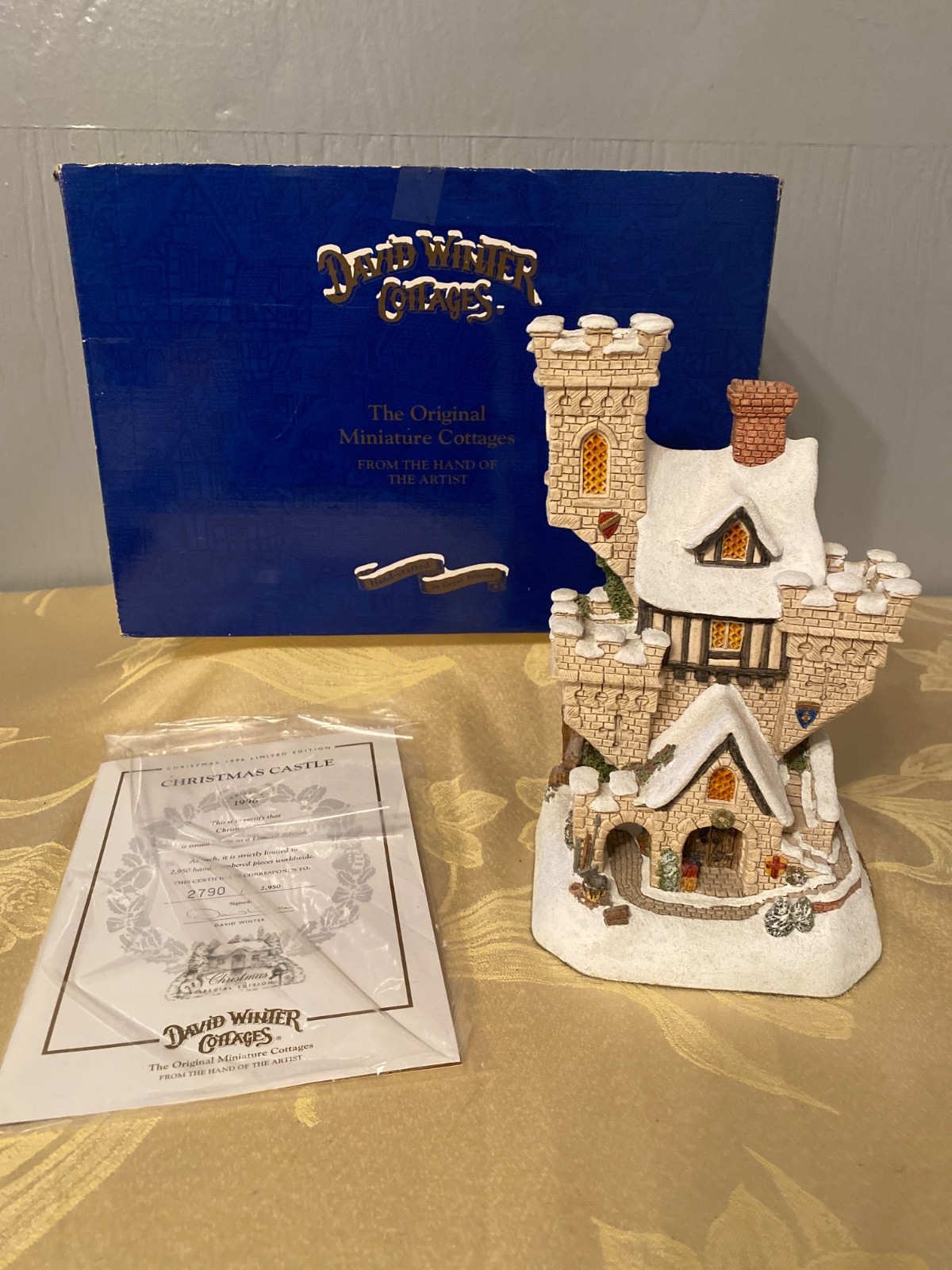 1996 David Winter CHRISTMAS CASTLE 9”T MIB COA 2790/2950 LIMITED EDITION