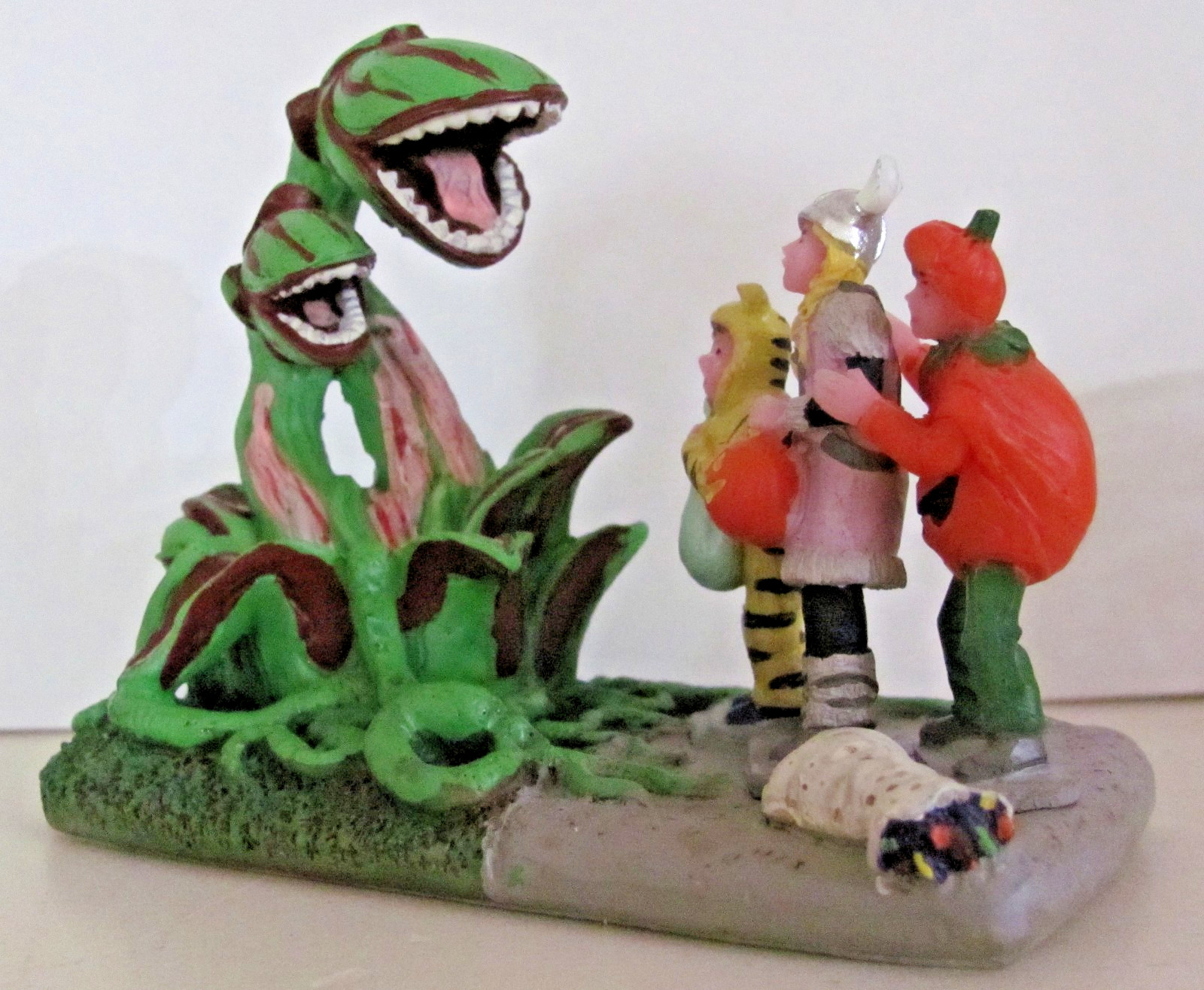 Lemax Spooky Town Table Accent – Terrified Trick-or-Treaters #43701