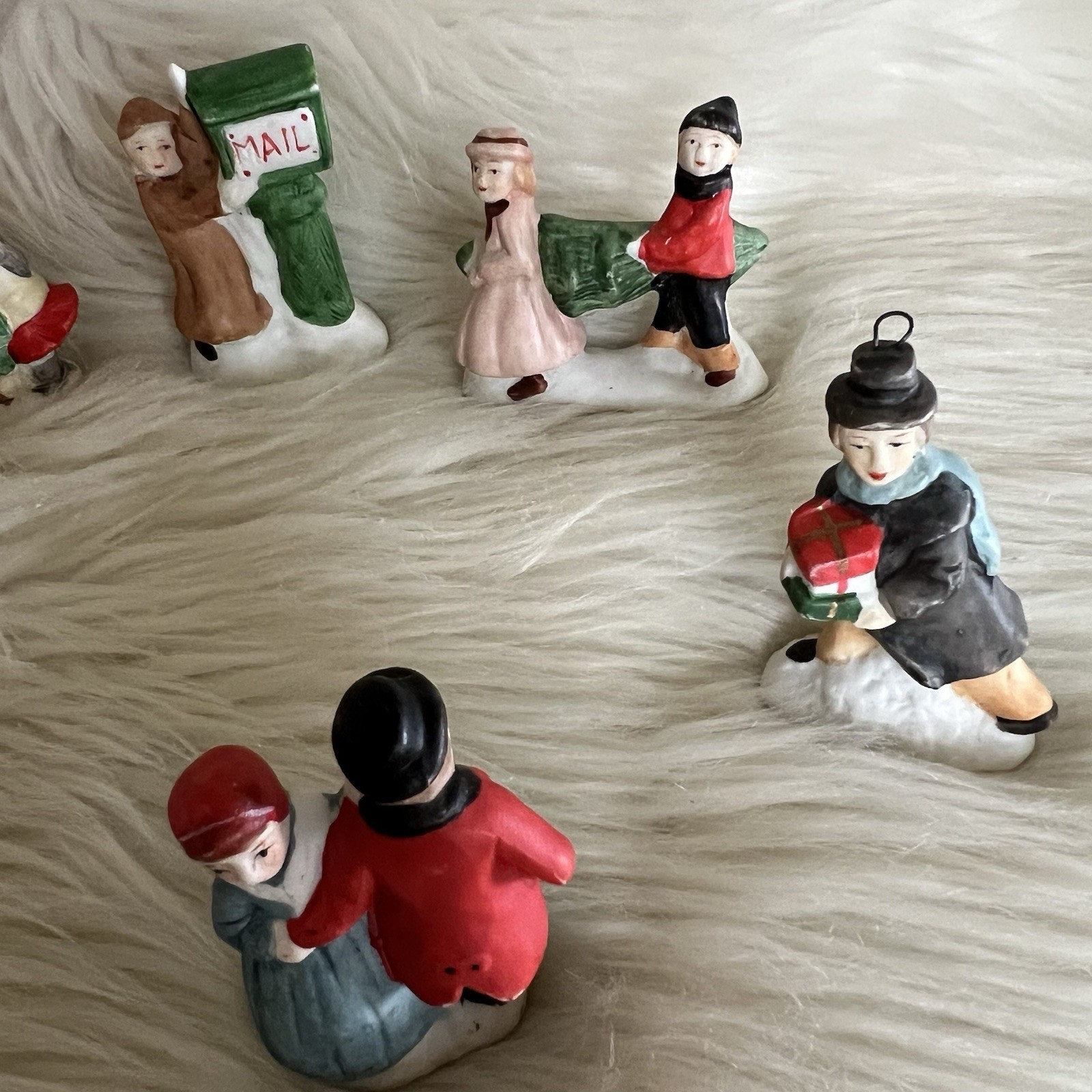 Set Of 7 Porcelain Vintage Christmas Village People Made in Taiwan 2.5”