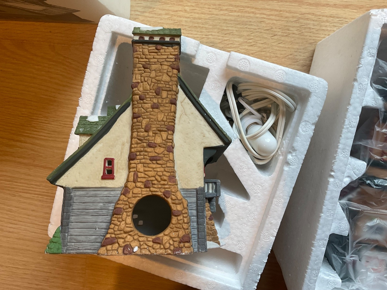 Lot of 2 Dept 56 North Pole Pieces Elf Snow Cone Works & Elf Bunkhouse Free Ship