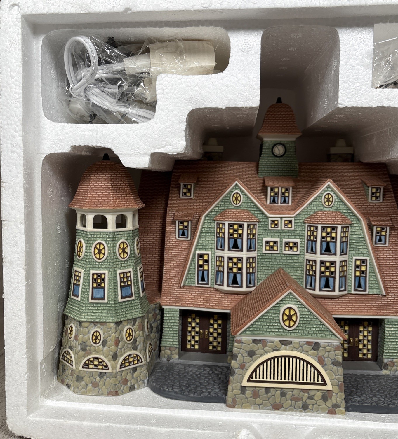 Dept 56 Seasons Bay “Grandview Shores Hotel” First Edition #53300 w/ Box