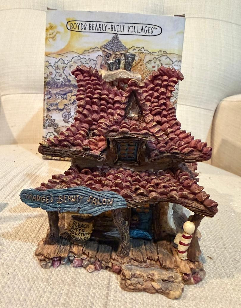 2000 Boyds Bearly-Built Villages Madge’s Beauty Salon & Bait Shop #19010