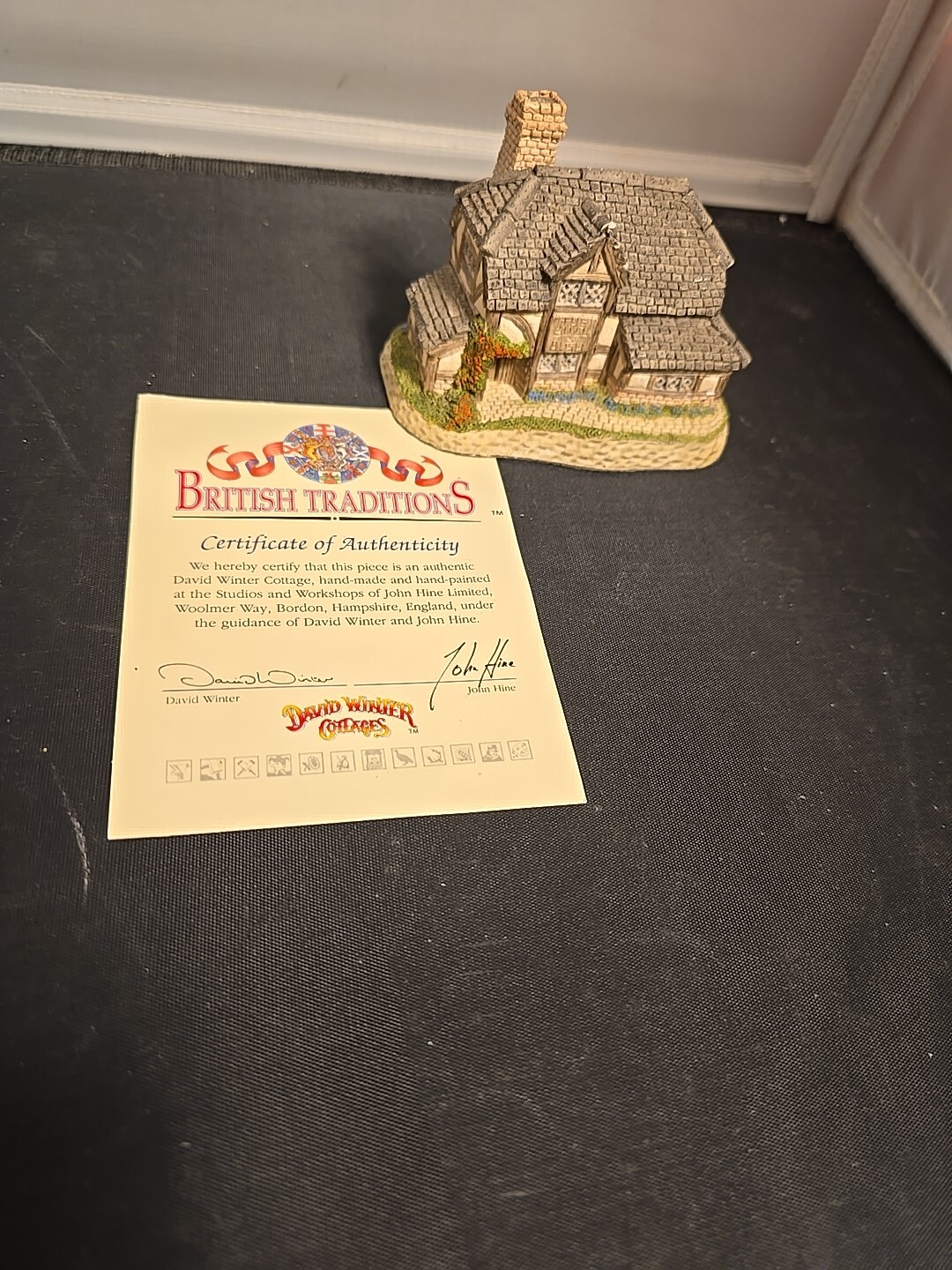 David Winter Cottages THE BULL AND BUSH December British Traditions with COA
