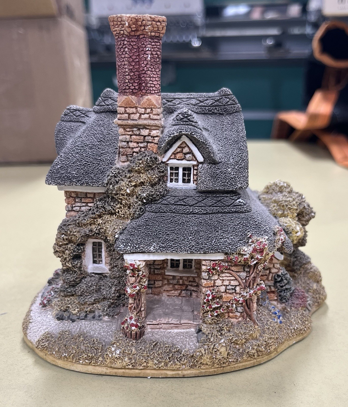 Lilliput Lane Oak Cottage Figurine Blaise Hamlet Collection 4.5″ Made In England