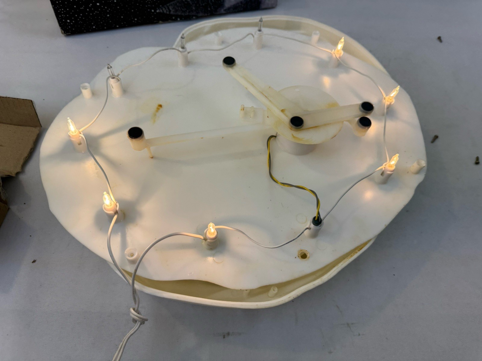 Victorian Village Collectibles Winter On Ice Lighted Pond W/ Figures Needs TLC