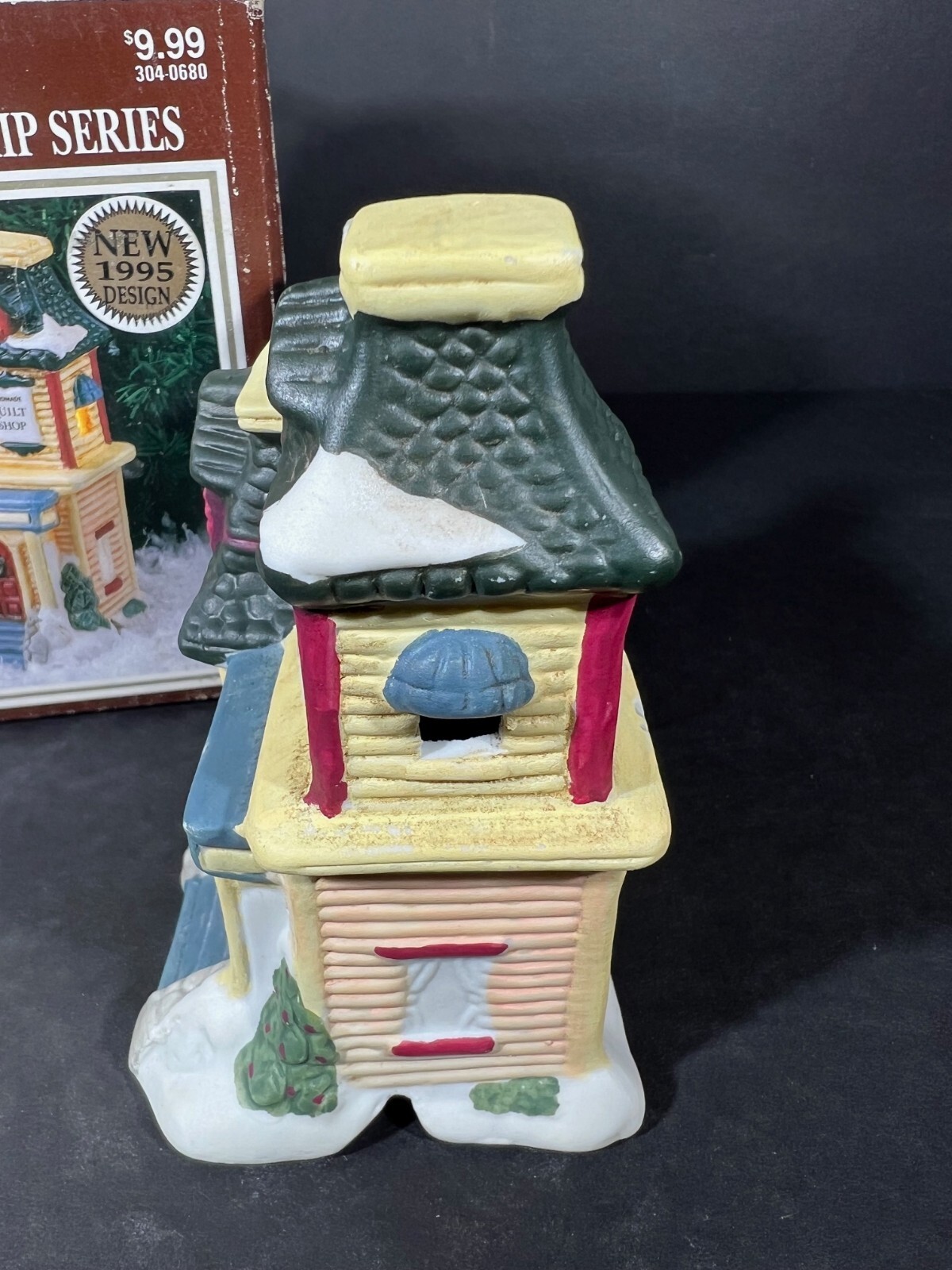 1995 Christmas Dickens Collectables Village Quilt Shop 4.5″ Tall 304-0680 in Box