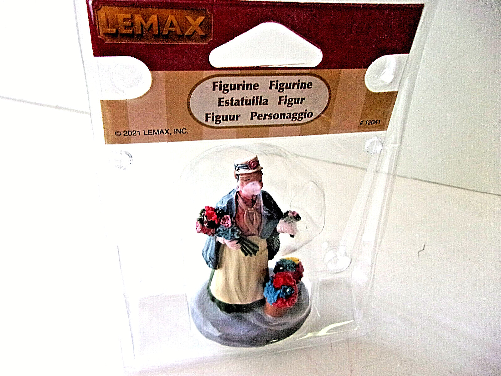 LEMAX WOMAN SELLING FLOWERS FIGURINE SET WORKS WITH DEPT 56 NEW IN PACKAGE