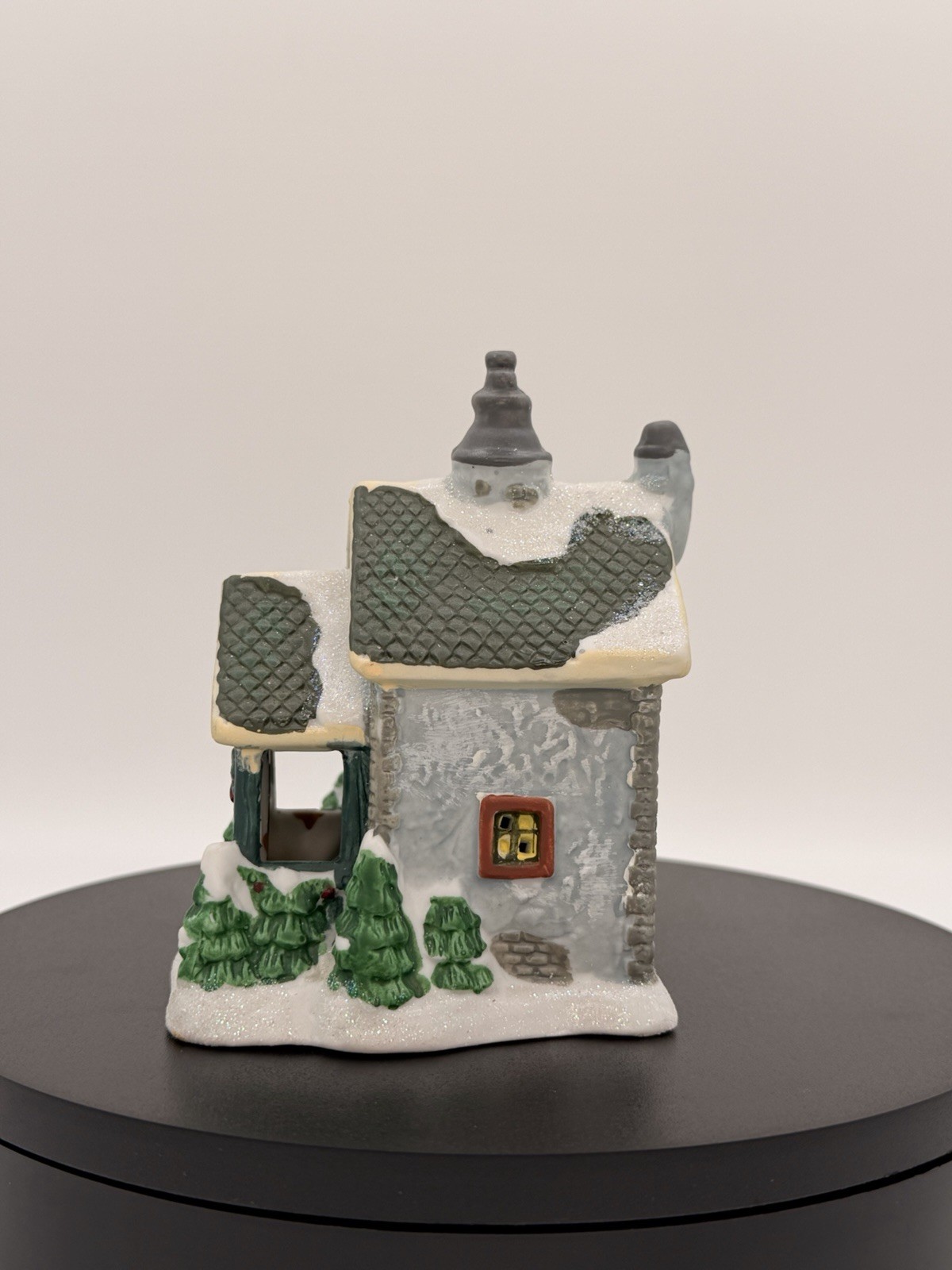 2004 Tree Farms Christmas Village Building – Unknown Brand – B37