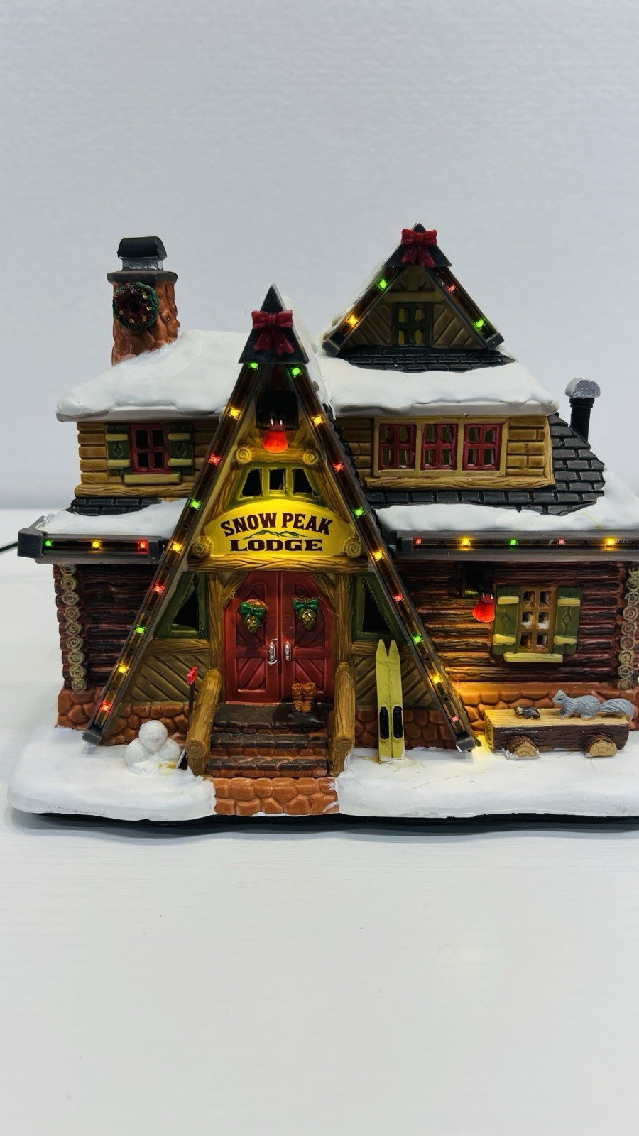 Lemax LED “Snow Peak Lodge” 55924 Retired 2015 Brand NEW With AC Adapter