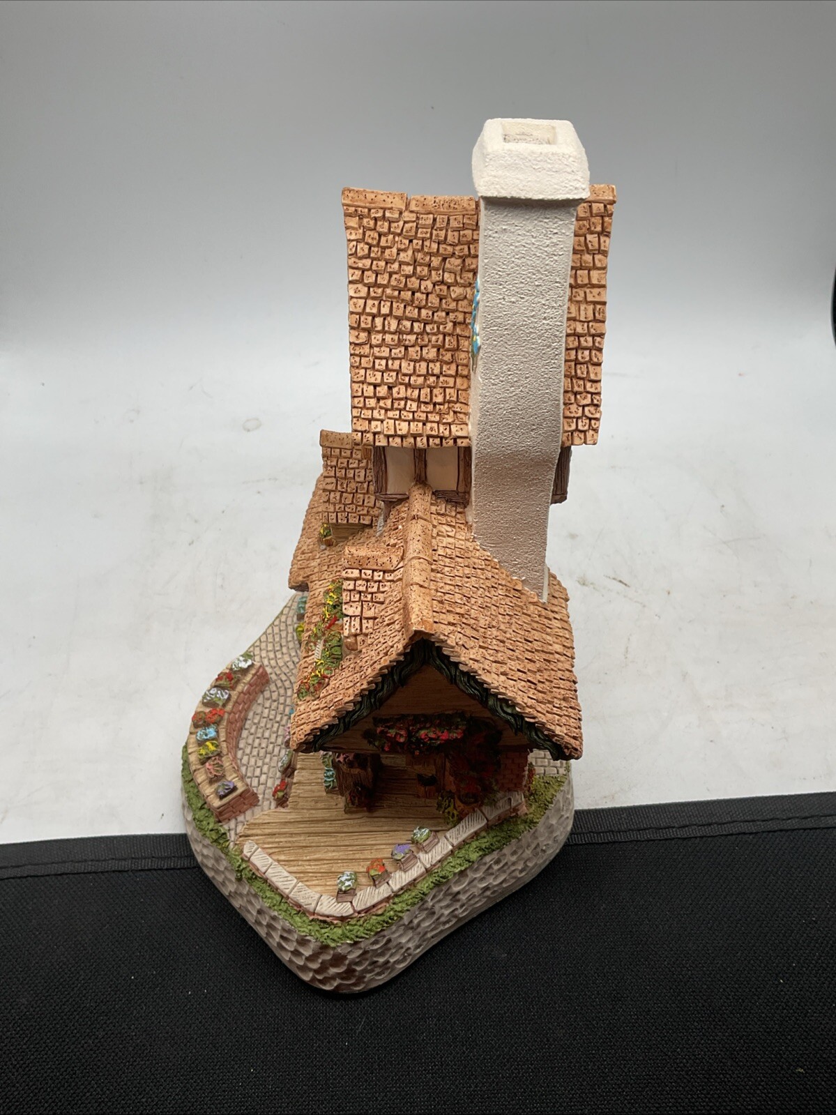 The Flower Shop – 1995 David Winter – Collector’s Piece #17 – Includes Box & COA