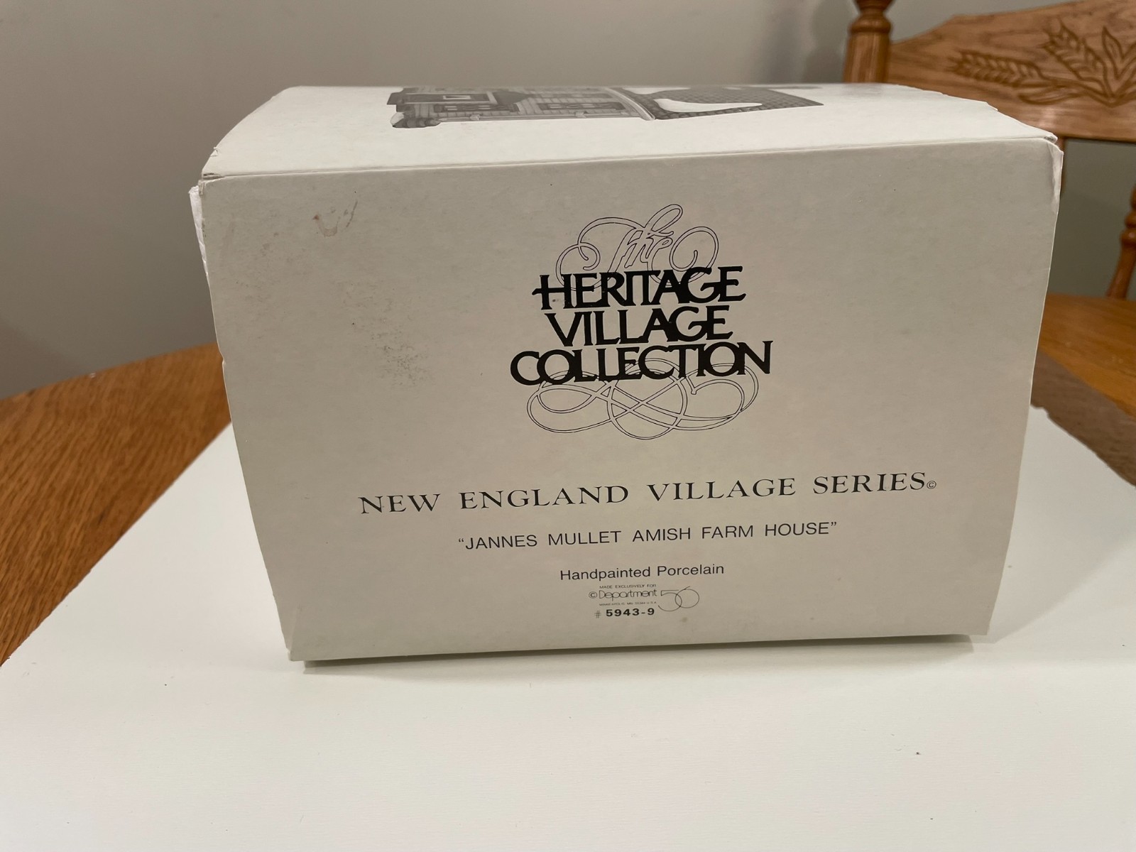 DEPT 56 “JANNES MULLET AMISH FARM HOUSE” ~ NEW ENGLAND VILLAGE SERIES#59439