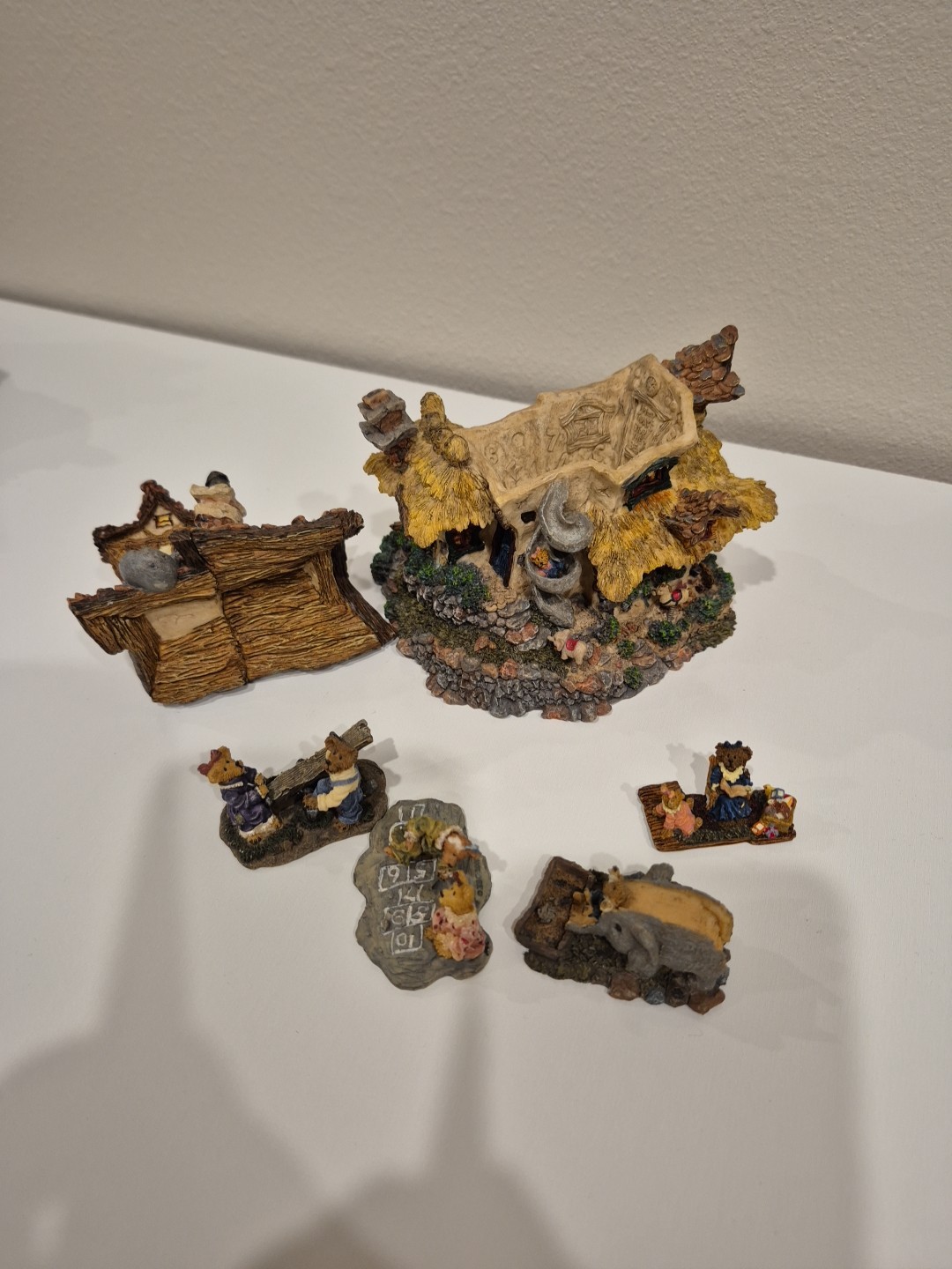 Lot 8 Boyds Town Bearly Built Villages & 31 Mini Figuries